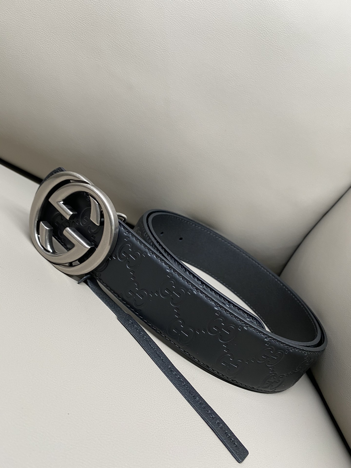 Gucci 互扣式双G搭扣双面腰带这款男士腰带亮眼吸睛，是2026早春系列之一。腰带扣设有一个销钉，可轻