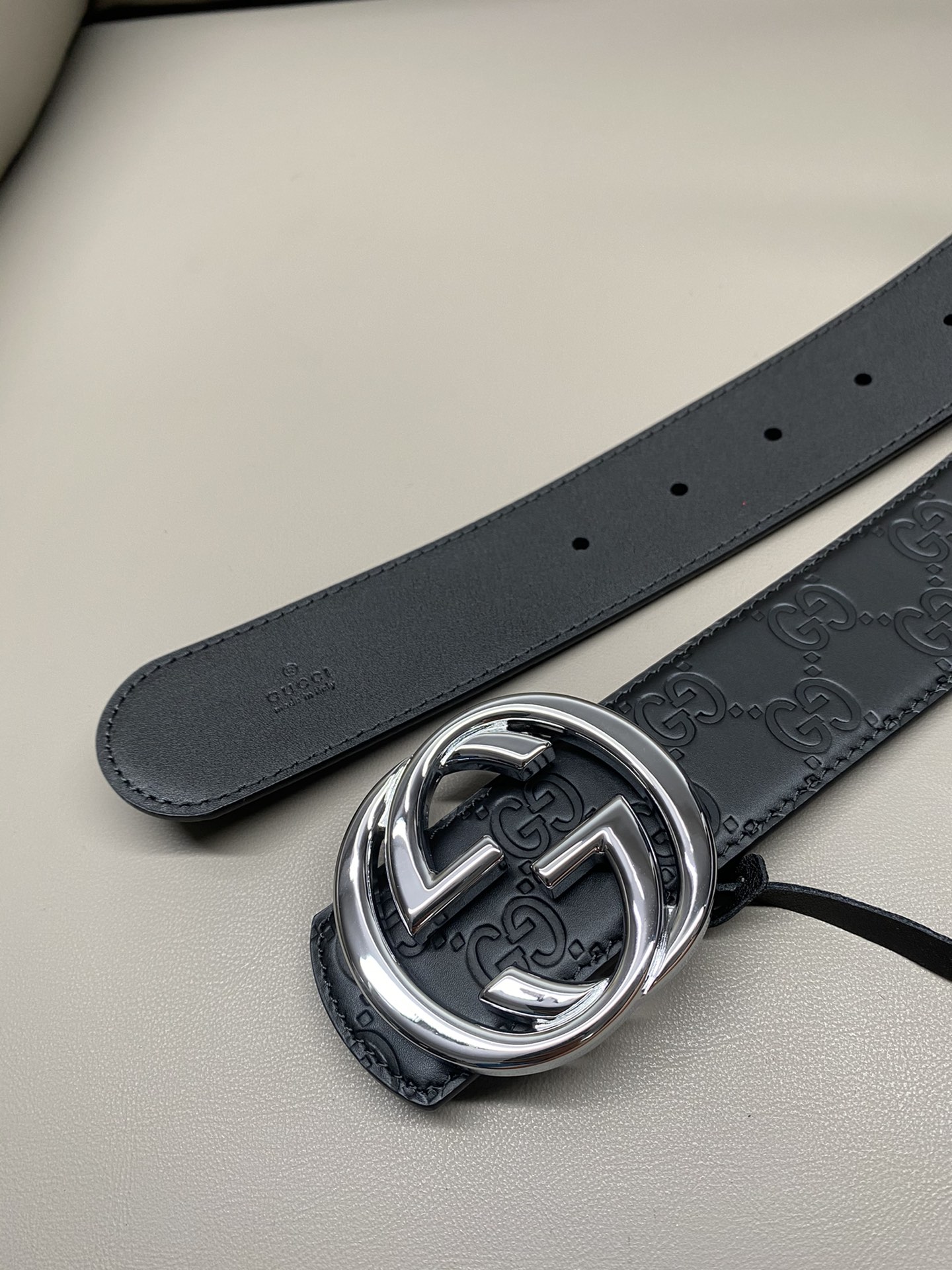 Gucci 互扣式双G搭扣双面腰带这款男士腰带亮眼吸睛，是2026早春系列之一。腰带扣设有一个销钉，可轻