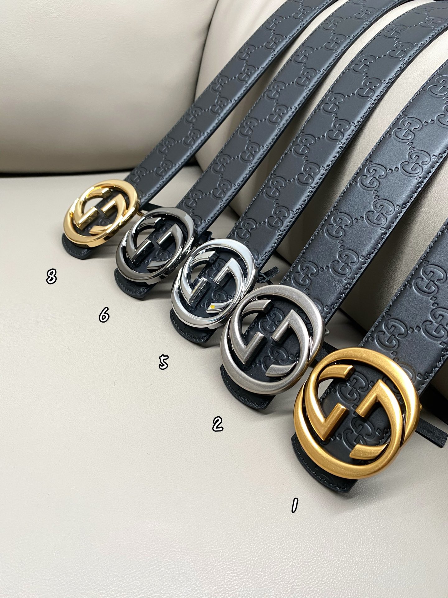 Gucci 互扣式双G搭扣双面腰带这款男士腰带亮眼吸睛，是2026早春系列之一。腰带扣设有一个销钉，可轻