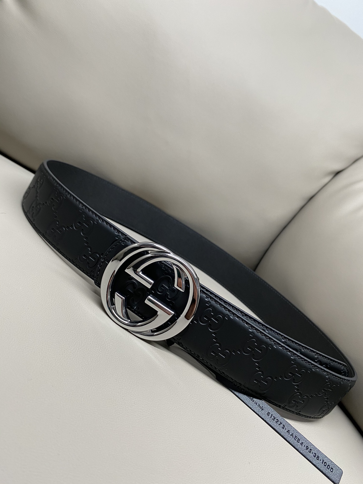 Gucci 互扣式双G搭扣双面腰带这款男士腰带亮眼吸睛，是2026早春系列之一。腰带扣设有一个销钉，可轻