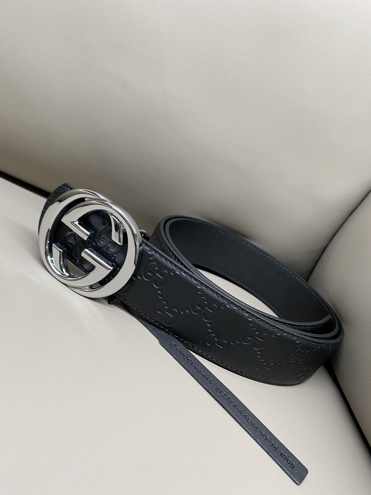 Gucci 互扣式双G搭扣双面腰带这款男士腰带亮眼吸睛，是2026早春系列之一。腰带扣设有一个销钉，可轻