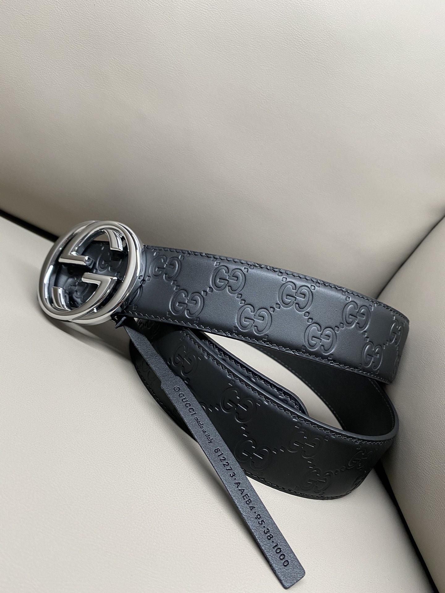 Gucci 互扣式双G搭扣双面腰带这款男士腰带亮眼吸睛，是2026早春系列之一。腰带扣设有一个销钉，可轻