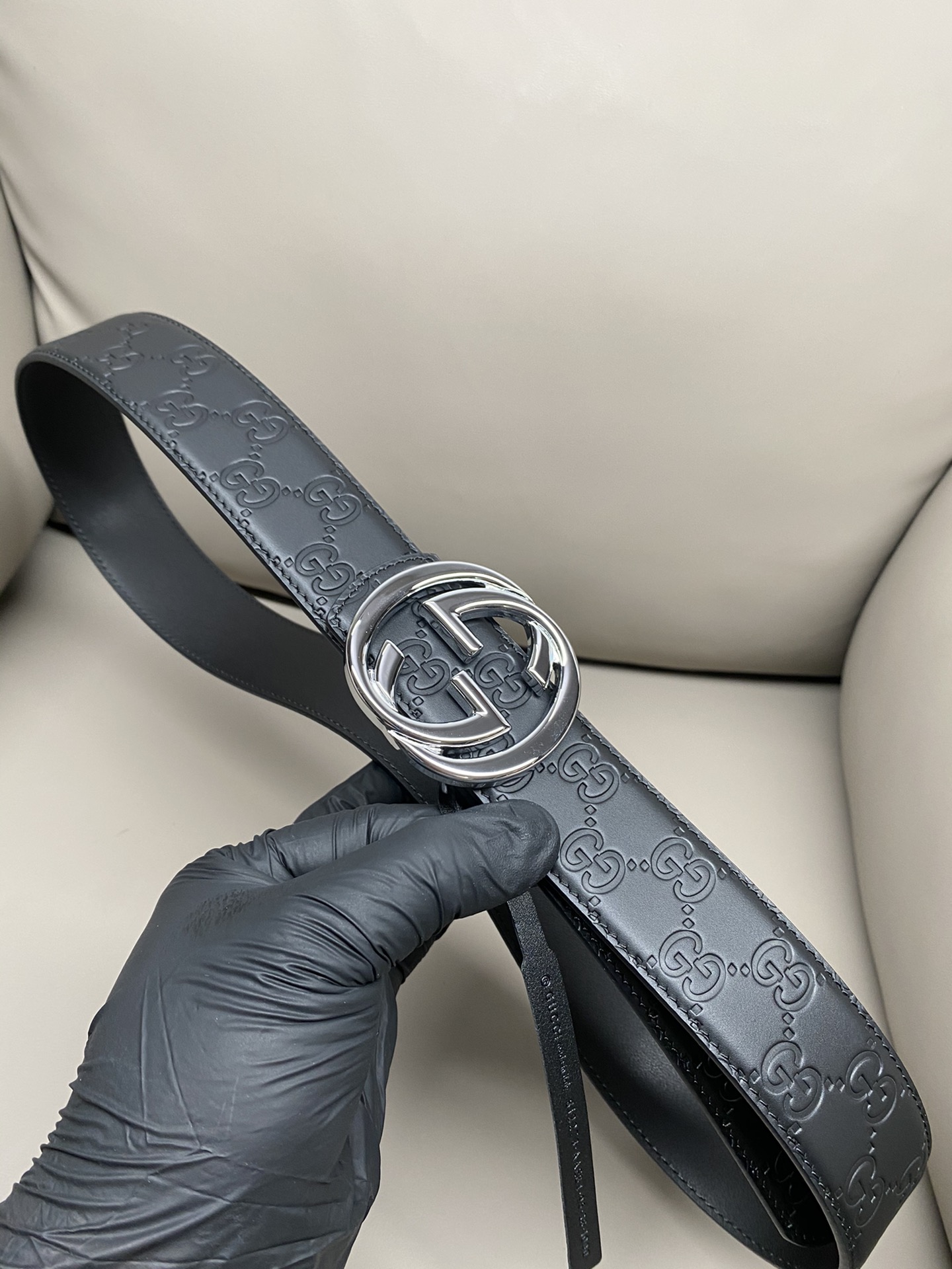 Gucci 互扣式双G搭扣双面腰带这款男士腰带亮眼吸睛，是2026早春系列之一。腰带扣设有一个销钉，可轻