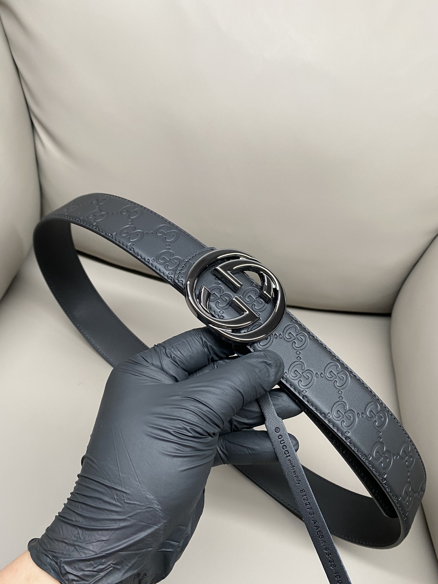 Gucci 互扣式双G搭扣双面腰带这款男士腰带亮眼吸睛，是2026早春系列之一。腰带扣设有一个销钉，可轻