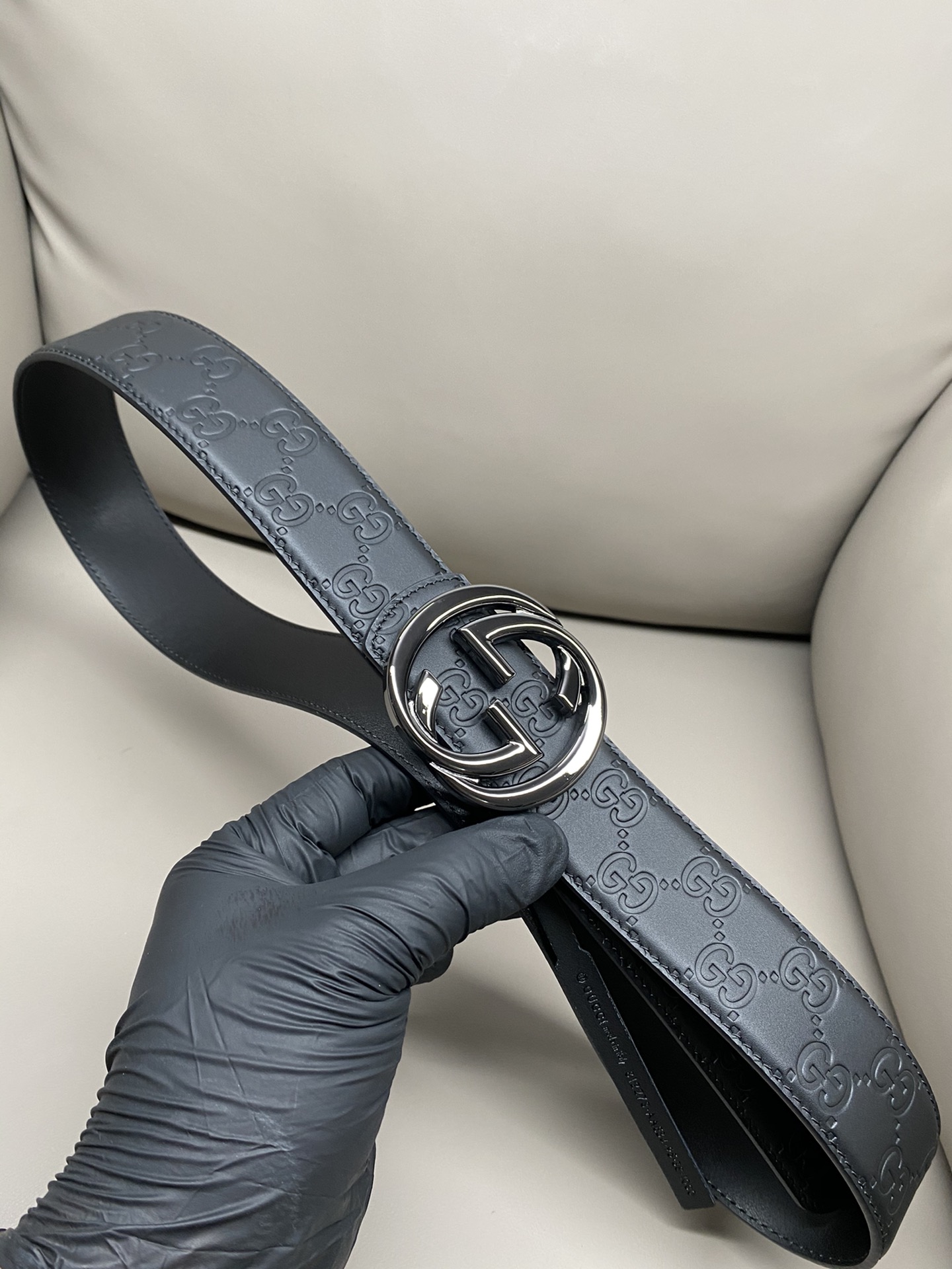 Gucci 互扣式双G搭扣双面腰带这款男士腰带亮眼吸睛，是2026早春系列之一。腰带扣设有一个销钉，可轻