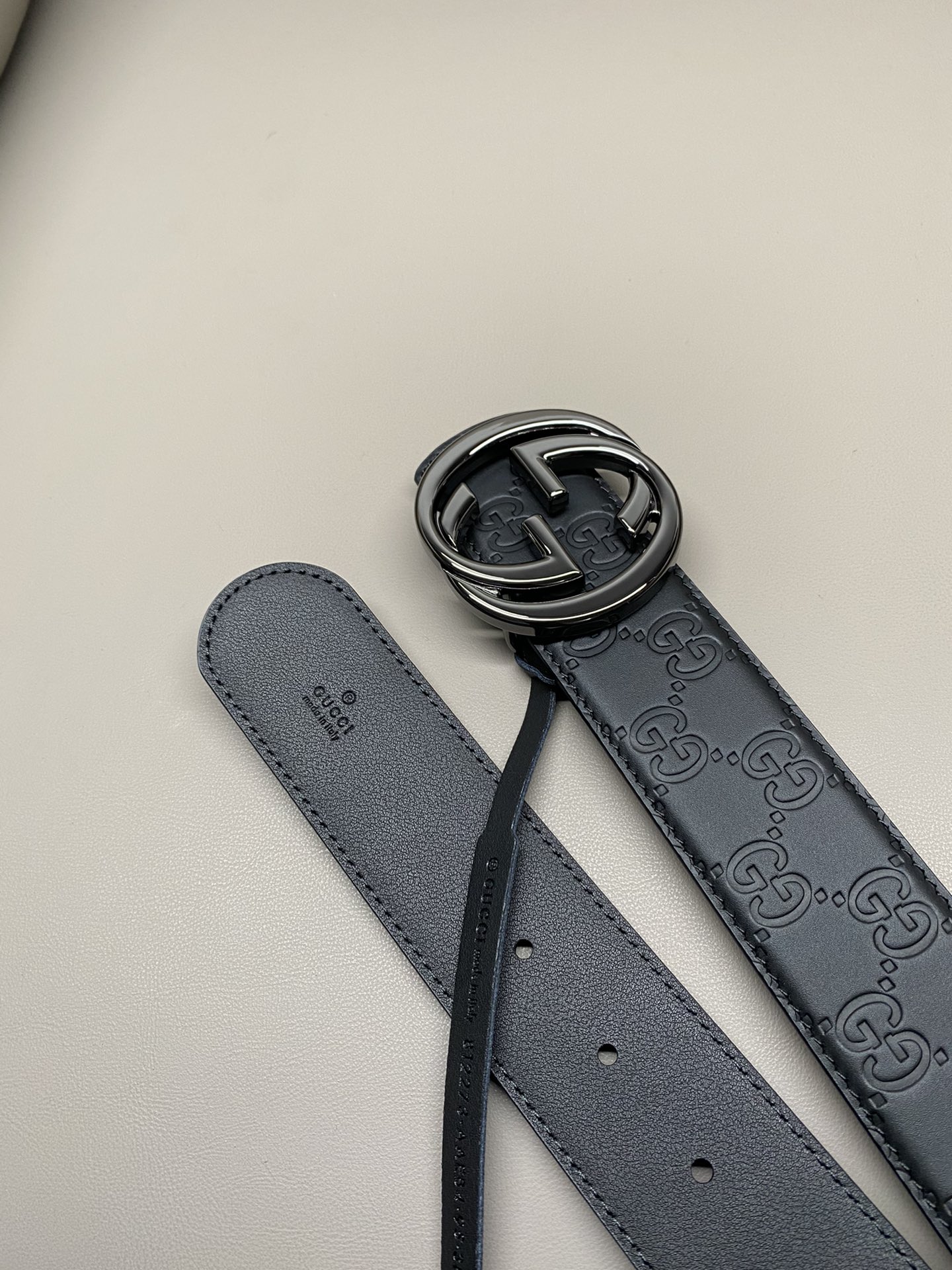 Gucci 互扣式双G搭扣双面腰带这款男士腰带亮眼吸睛，是2026早春系列之一。腰带扣设有一个销钉，可轻