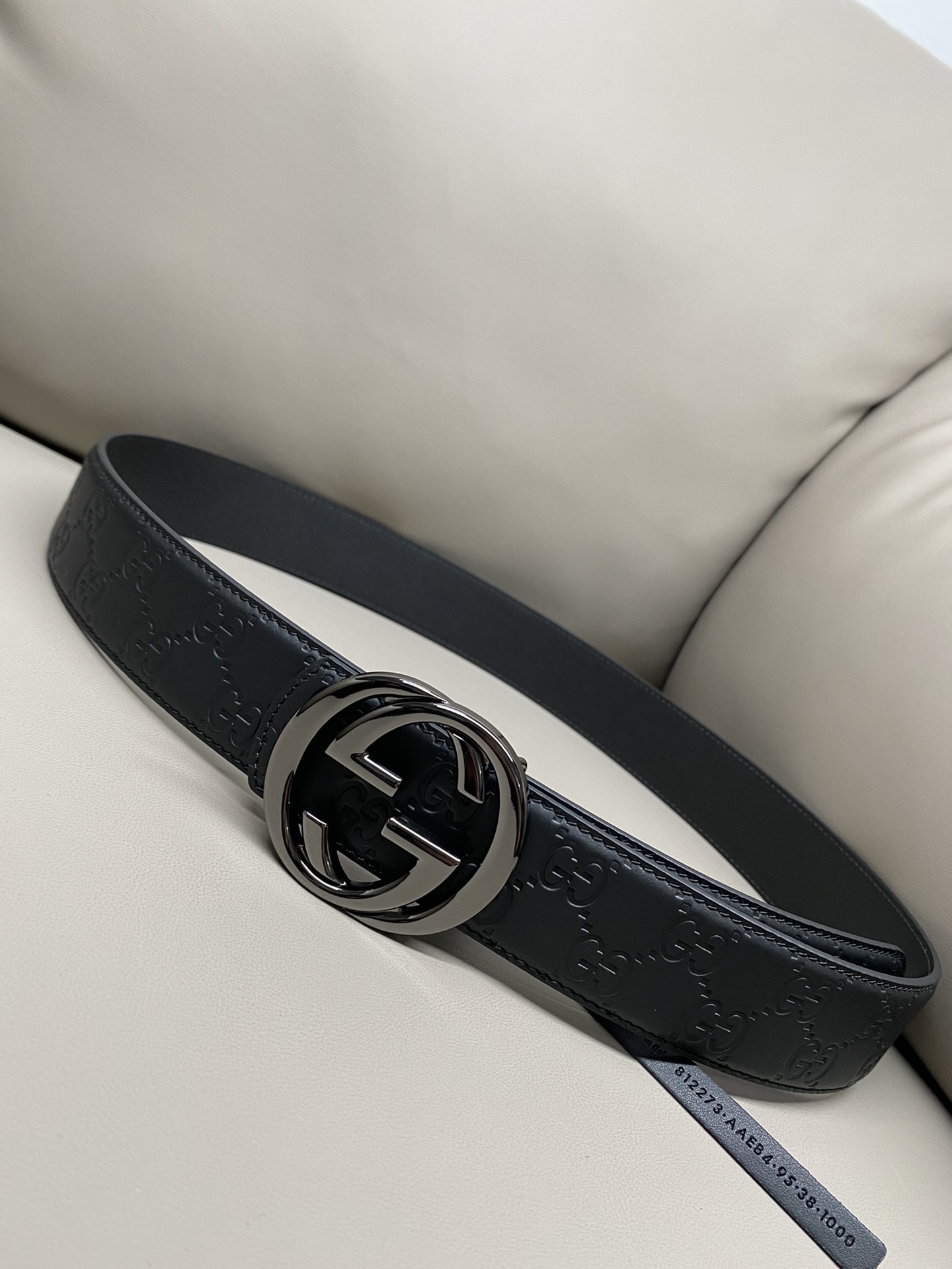 Gucci 互扣式双G搭扣双面腰带这款男士腰带亮眼吸睛，是2026早春系列之一。腰带扣设有一个销钉，可轻