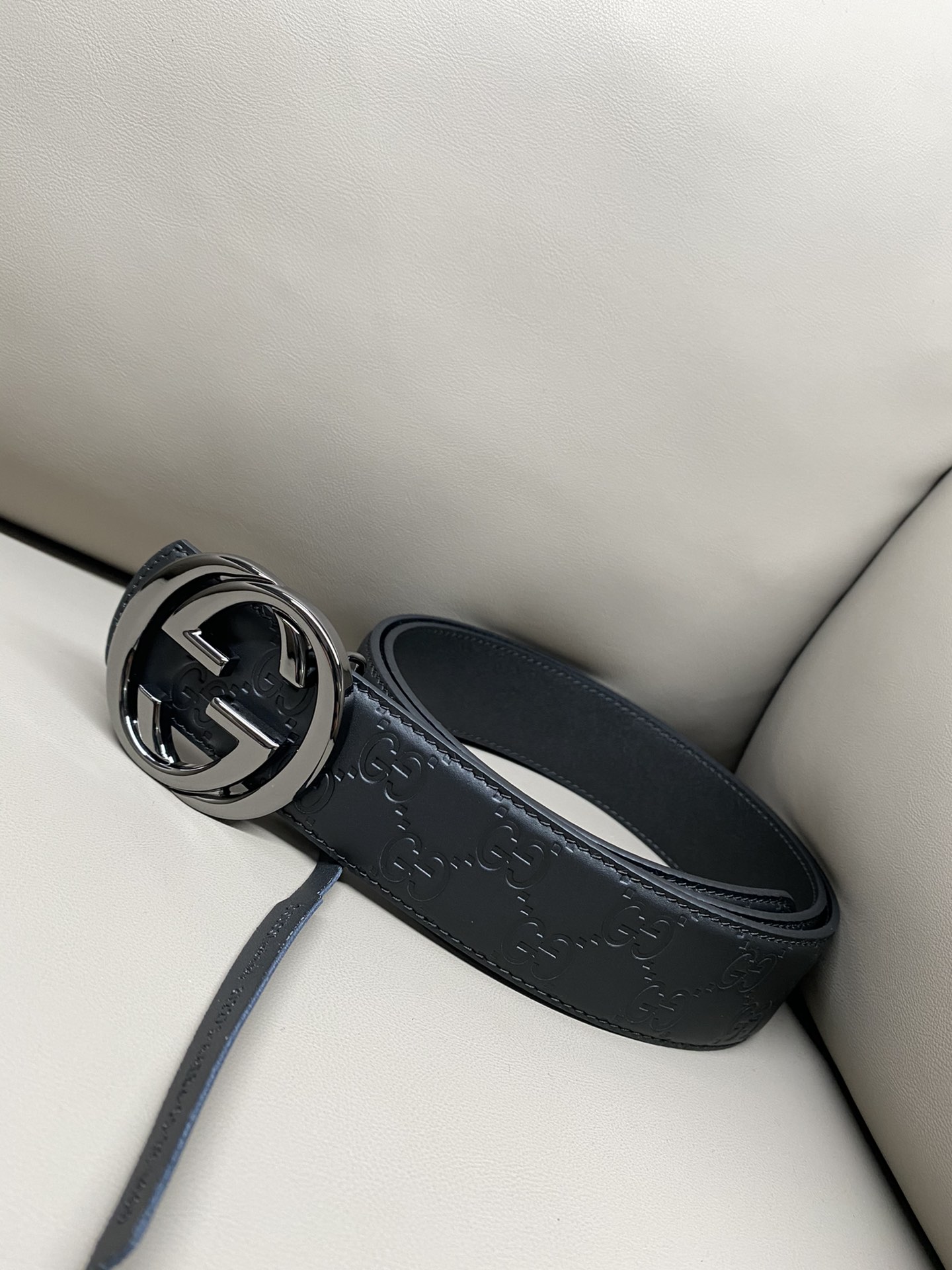 Gucci 互扣式双G搭扣双面腰带这款男士腰带亮眼吸睛，是2026早春系列之一。腰带扣设有一个销钉，可轻