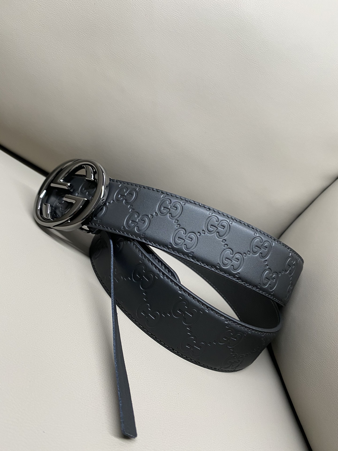 Gucci 互扣式双G搭扣双面腰带这款男士腰带亮眼吸睛，是2026早春系列之一。腰带扣设有一个销钉，可轻