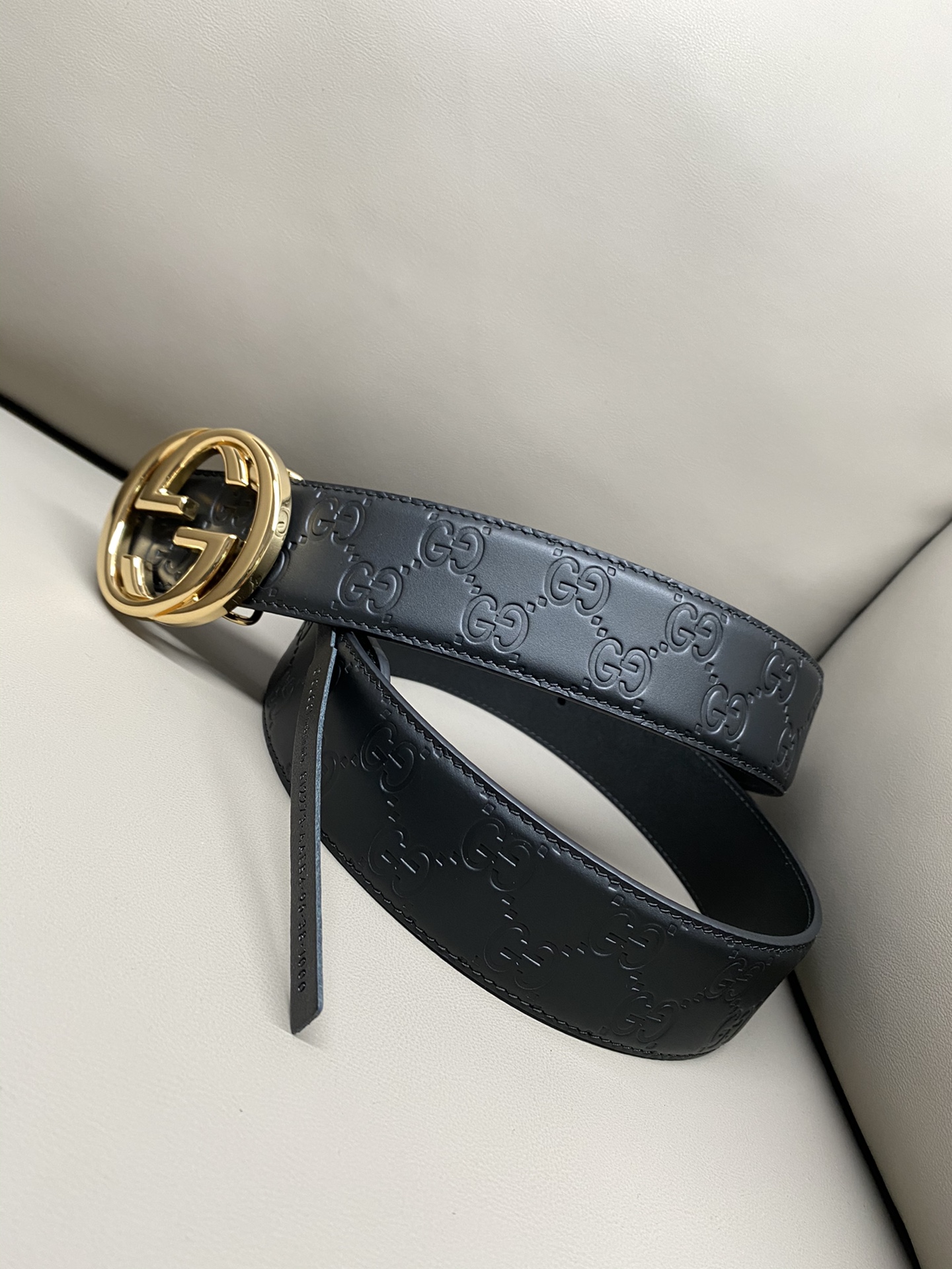 Gucci 互扣式双G搭扣双面腰带这款男士腰带亮眼吸睛，是2026早春系列之一。腰带扣设有一个销钉，可轻