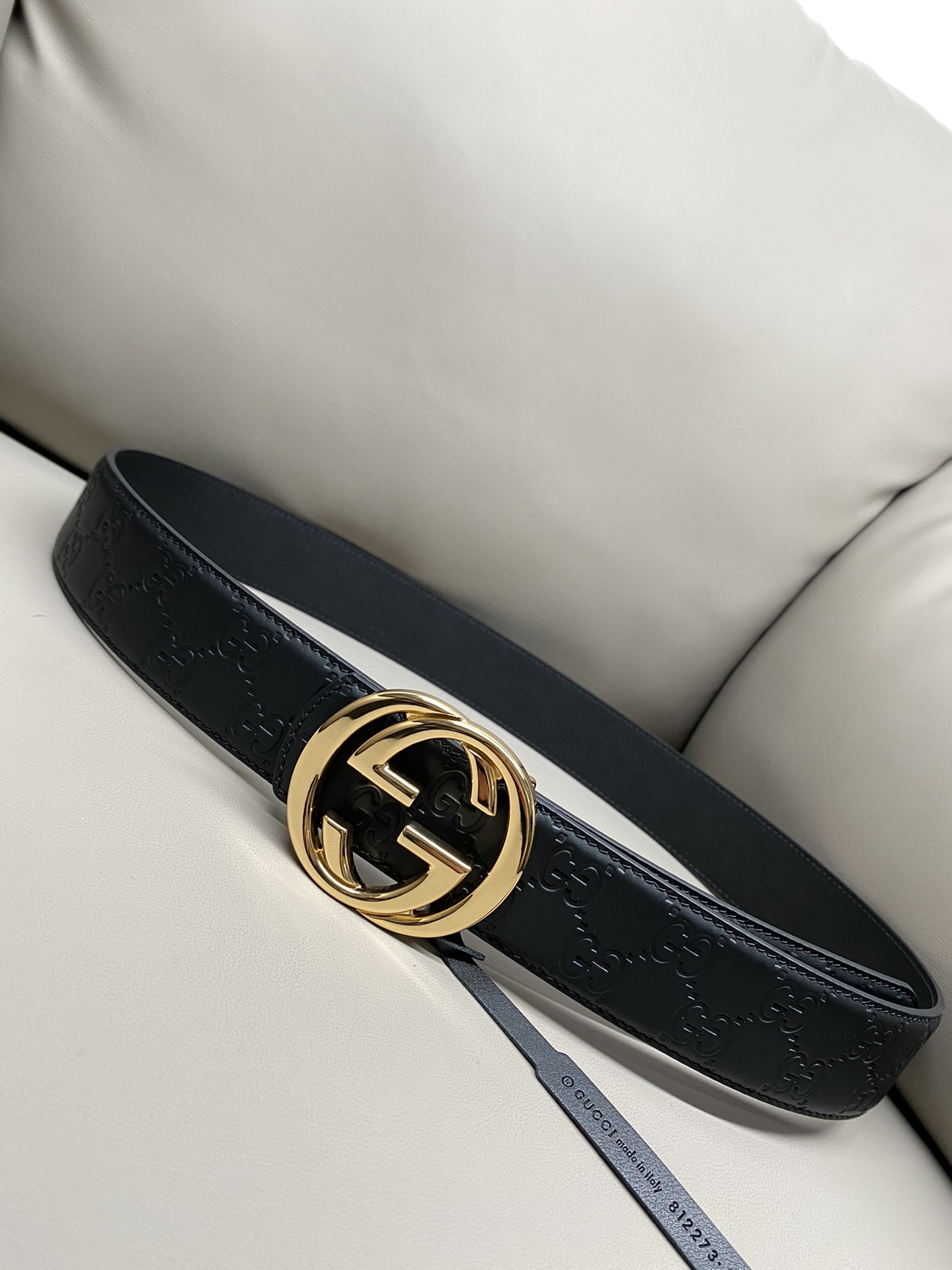 Gucci 互扣式双G搭扣双面腰带这款男士腰带亮眼吸睛，是2026早春系列之一。腰带扣设有一个销钉，可轻