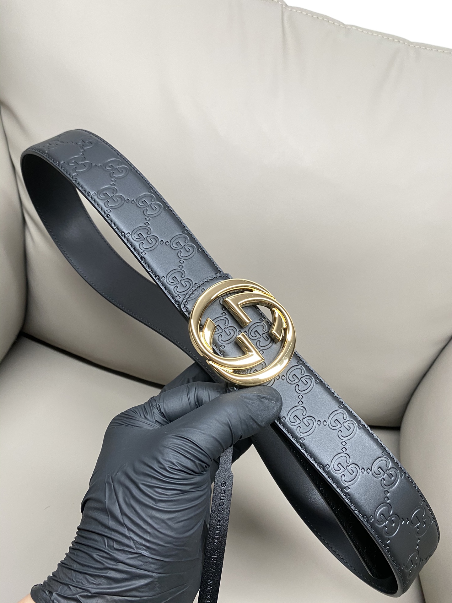 Gucci 互扣式双G搭扣双面腰带这款男士腰带亮眼吸睛，是2026早春系列之一。腰带扣设有一个销钉，可轻