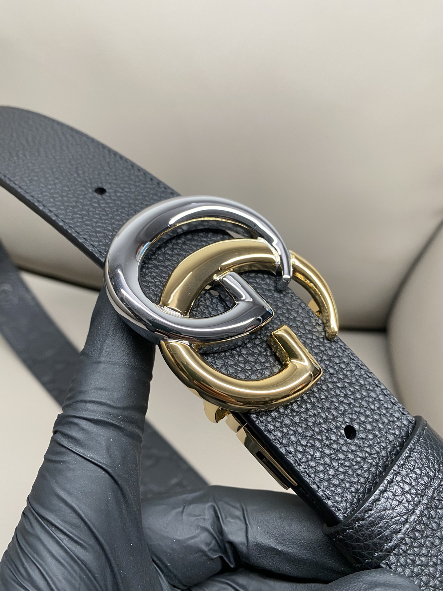 3.7宽度双面用 这款GG Marmont系列胺带是2026早系列之一。这款皱带从品牌典藏设计随取灵感，