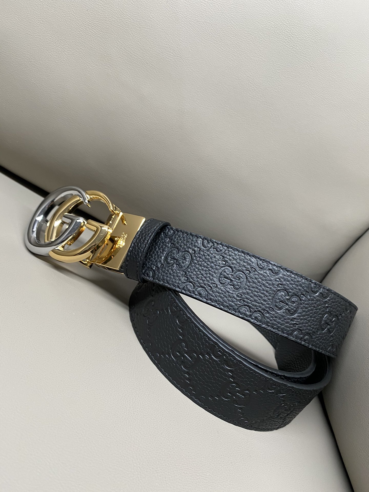 3.7宽度双面用 这款GG Marmont系列胺带是2026早系列之一。这款皱带从品牌典藏设计随取灵感，