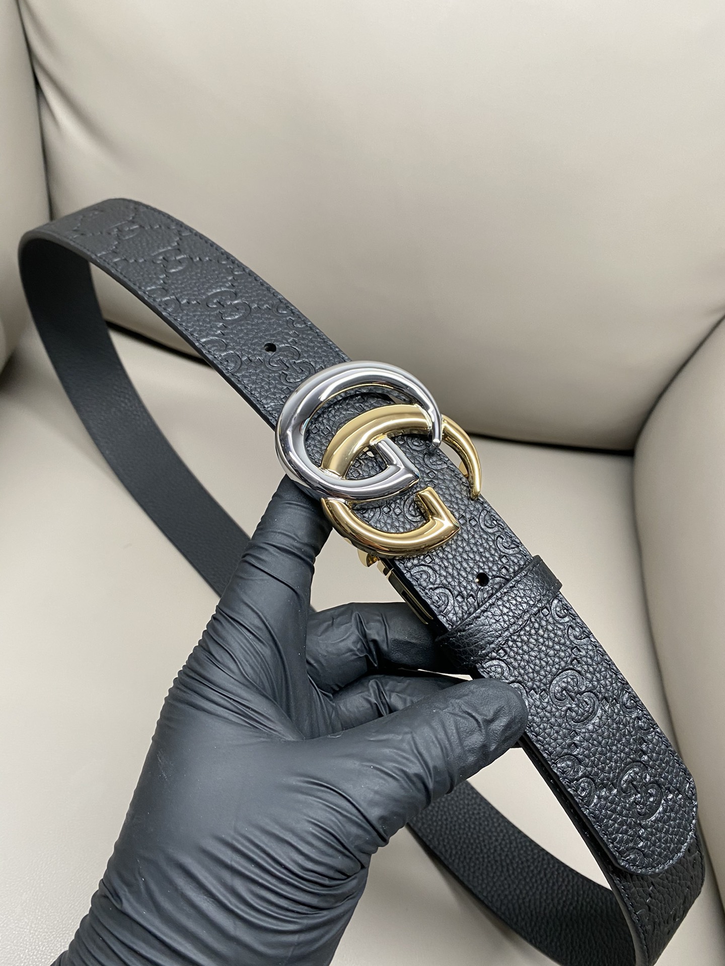 3.7宽度双面用 这款GG Marmont系列胺带是2026早系列之一。这款皱带从品牌典藏设计随取灵感，