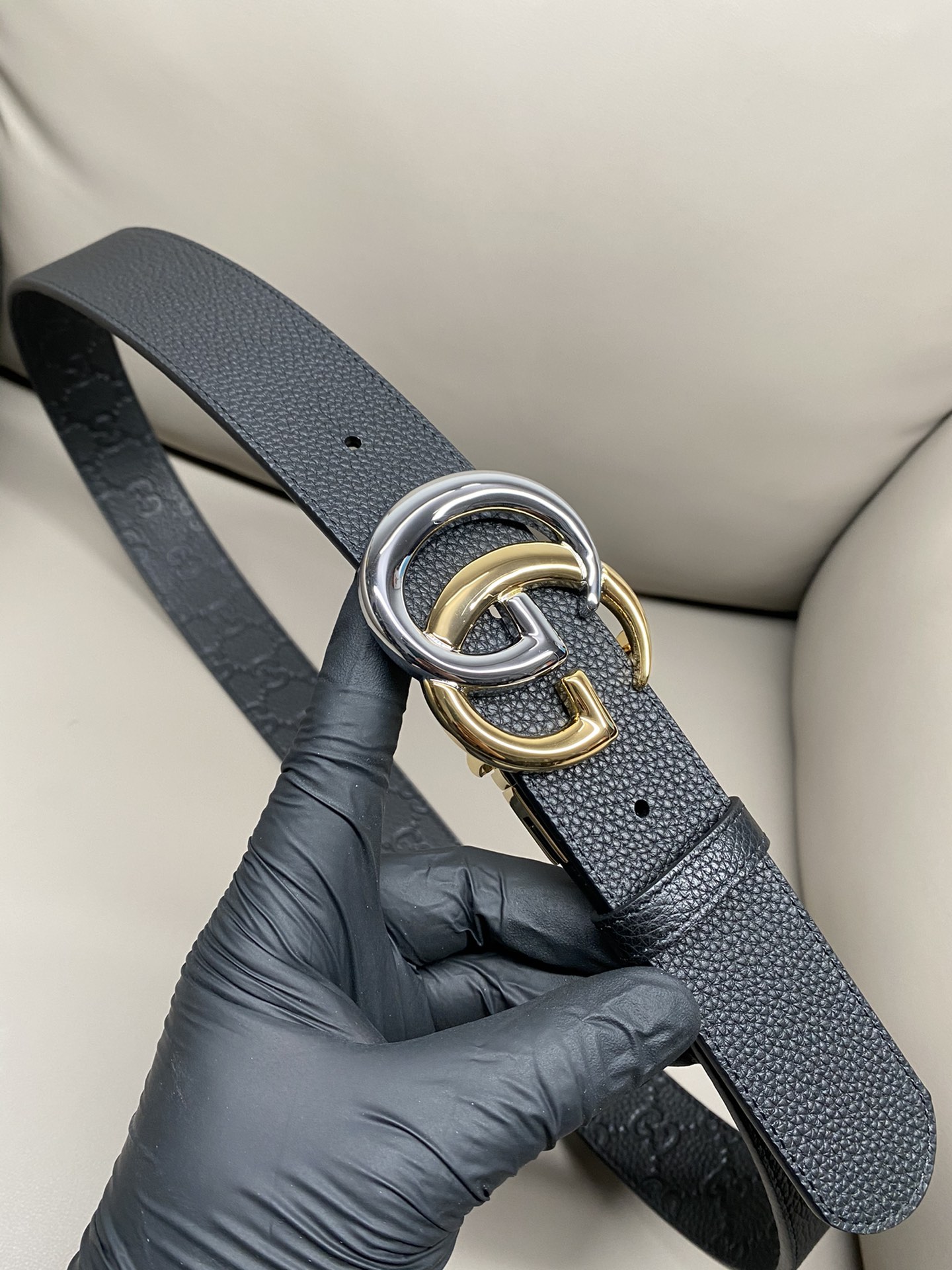 3.7宽度双面用 这款GG Marmont系列胺带是2026早系列之一。这款皱带从品牌典藏设计随取灵感，