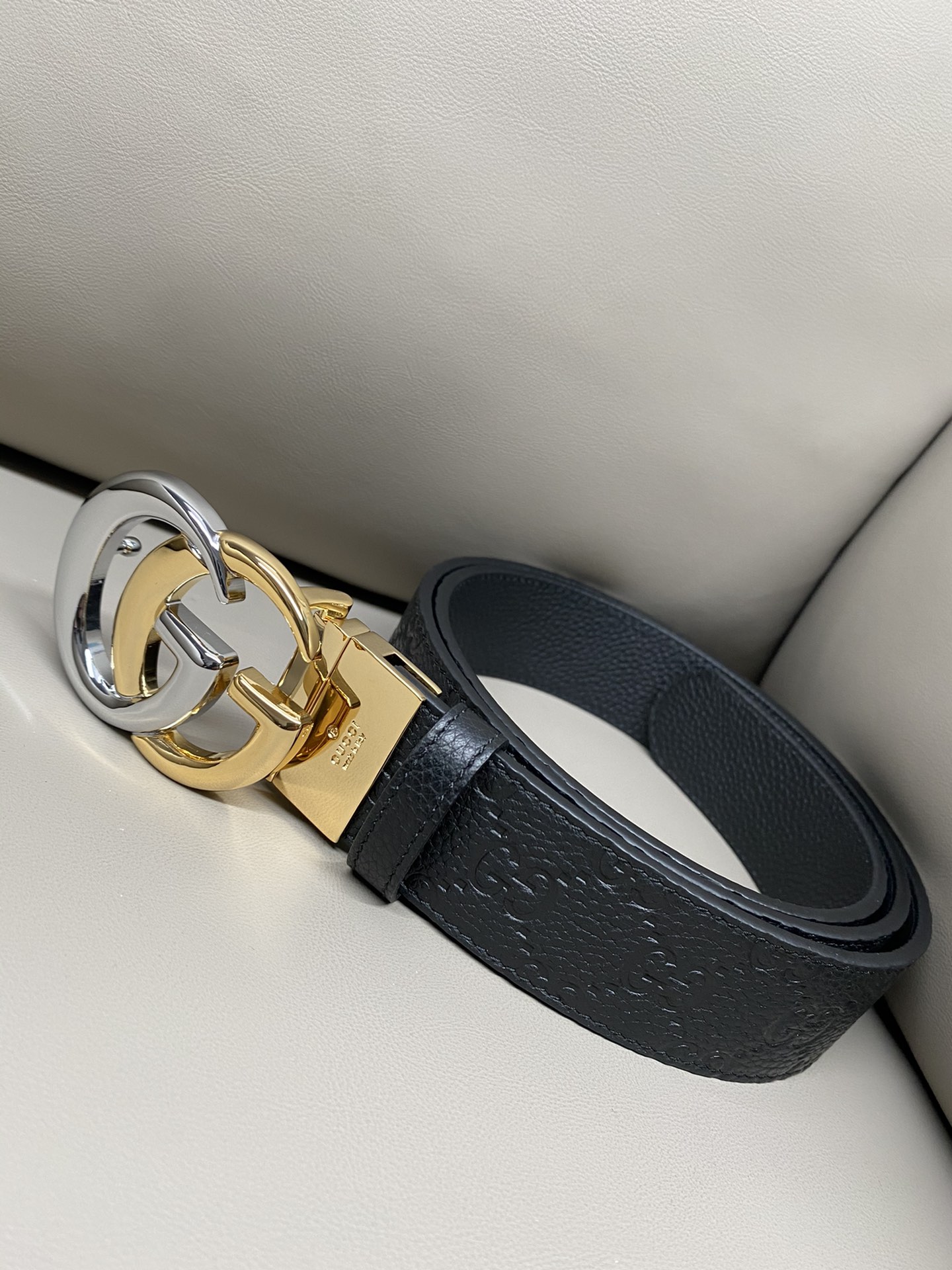 3.7宽度双面用 这款GG Marmont系列胺带是2026早系列之一。这款皱带从品牌典藏设计随取灵感，