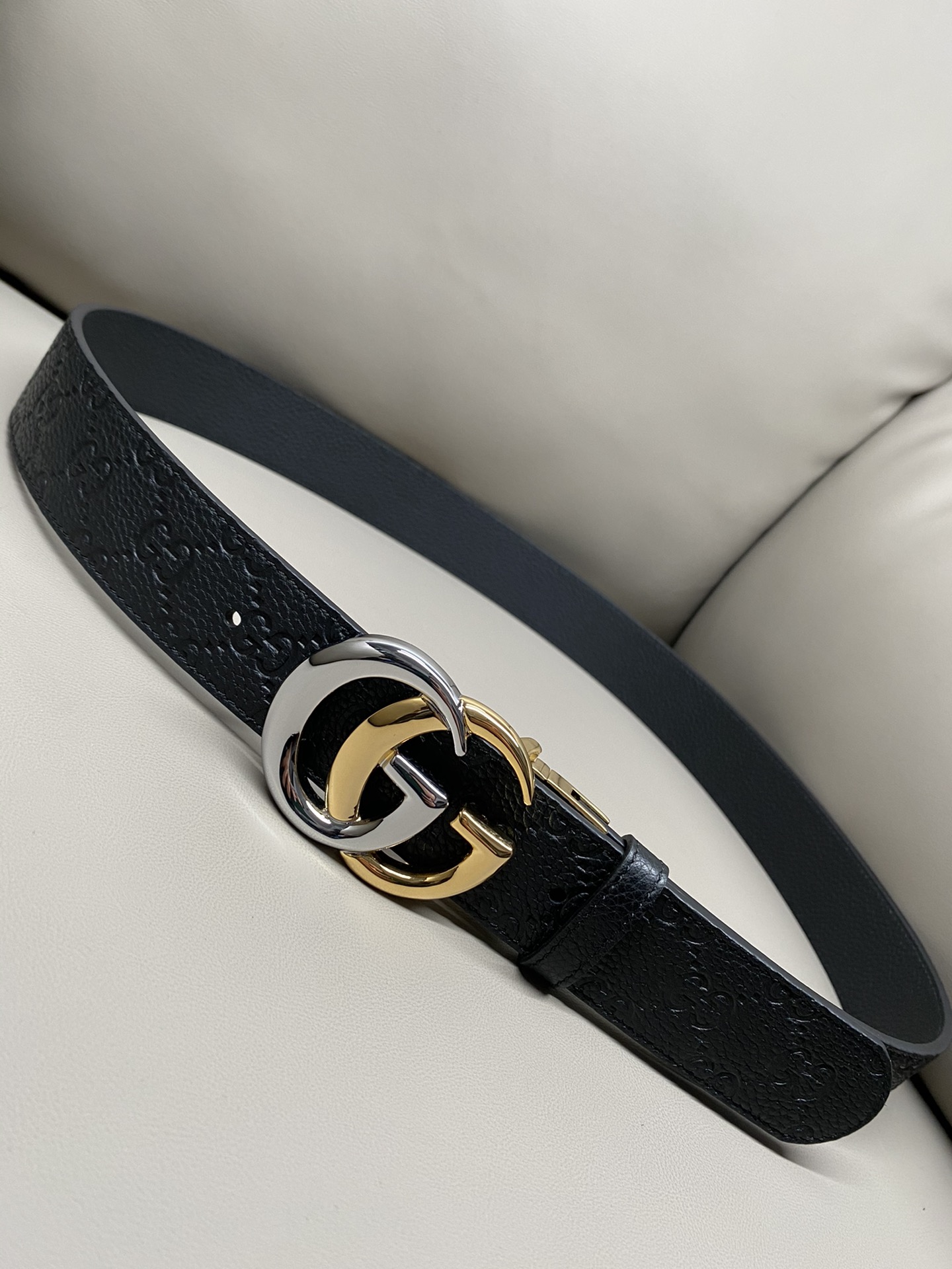 3.7宽度双面用 这款GG Marmont系列胺带是2026早系列之一。这款皱带从品牌典藏设计随取灵感，