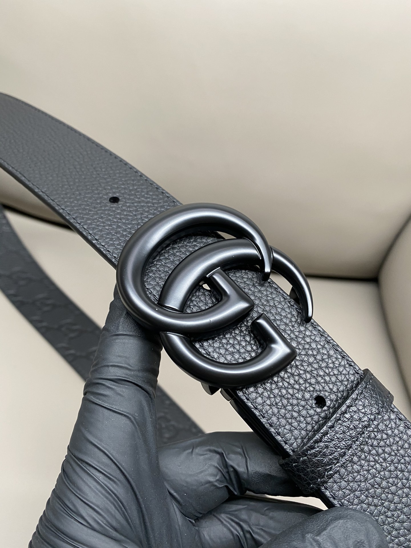 3.7宽度双面用 这款GG Marmont系列胺带是2026早系列之一。这款皱带从品牌典藏设计随取灵感，