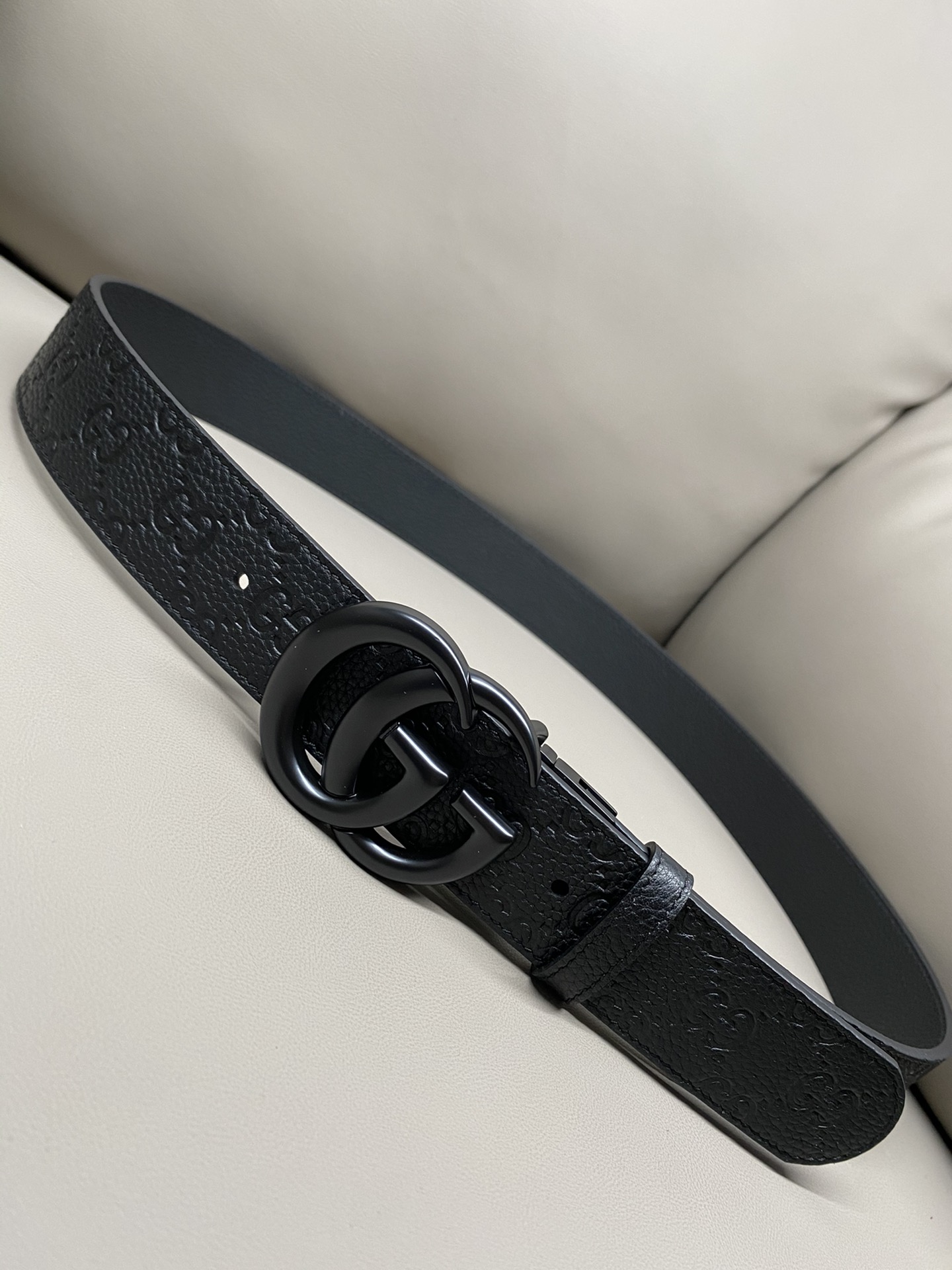 3.7宽度双面用 这款GG Marmont系列胺带是2026早系列之一。这款皱带从品牌典藏设计随取灵感，