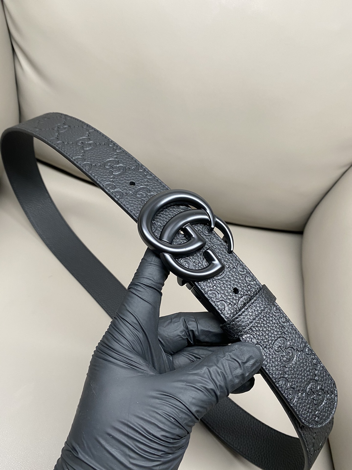 3.7宽度双面用 这款GG Marmont系列胺带是2026早系列之一。这款皱带从品牌典藏设计随取灵感，