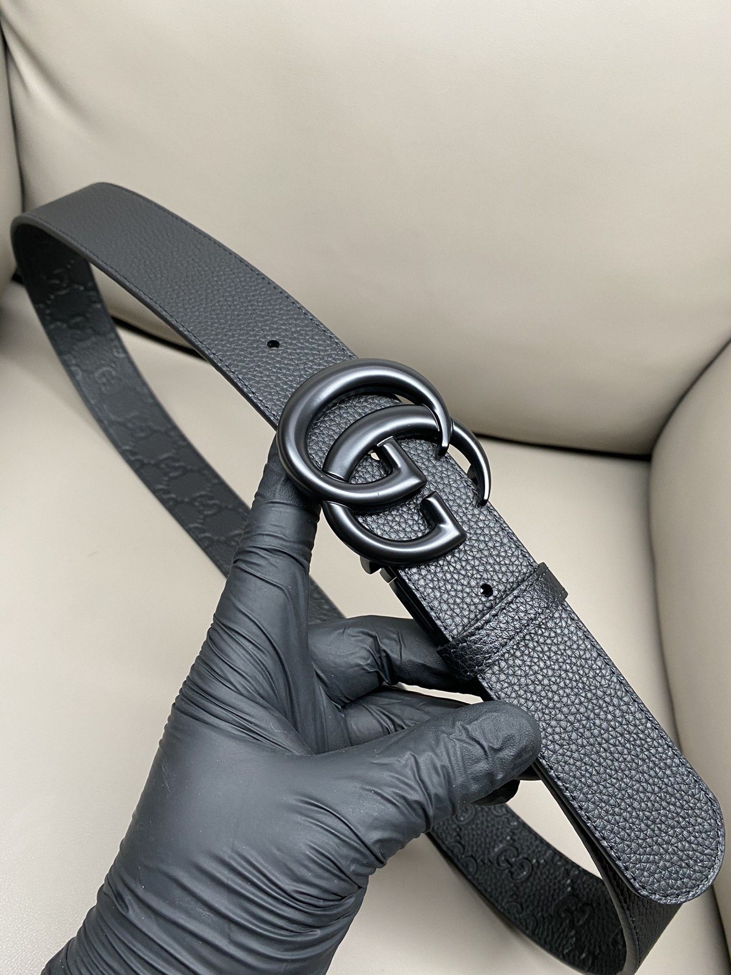 3.7宽度双面用 这款GG Marmont系列胺带是2026早系列之一。这款皱带从品牌典藏设计随取灵感，