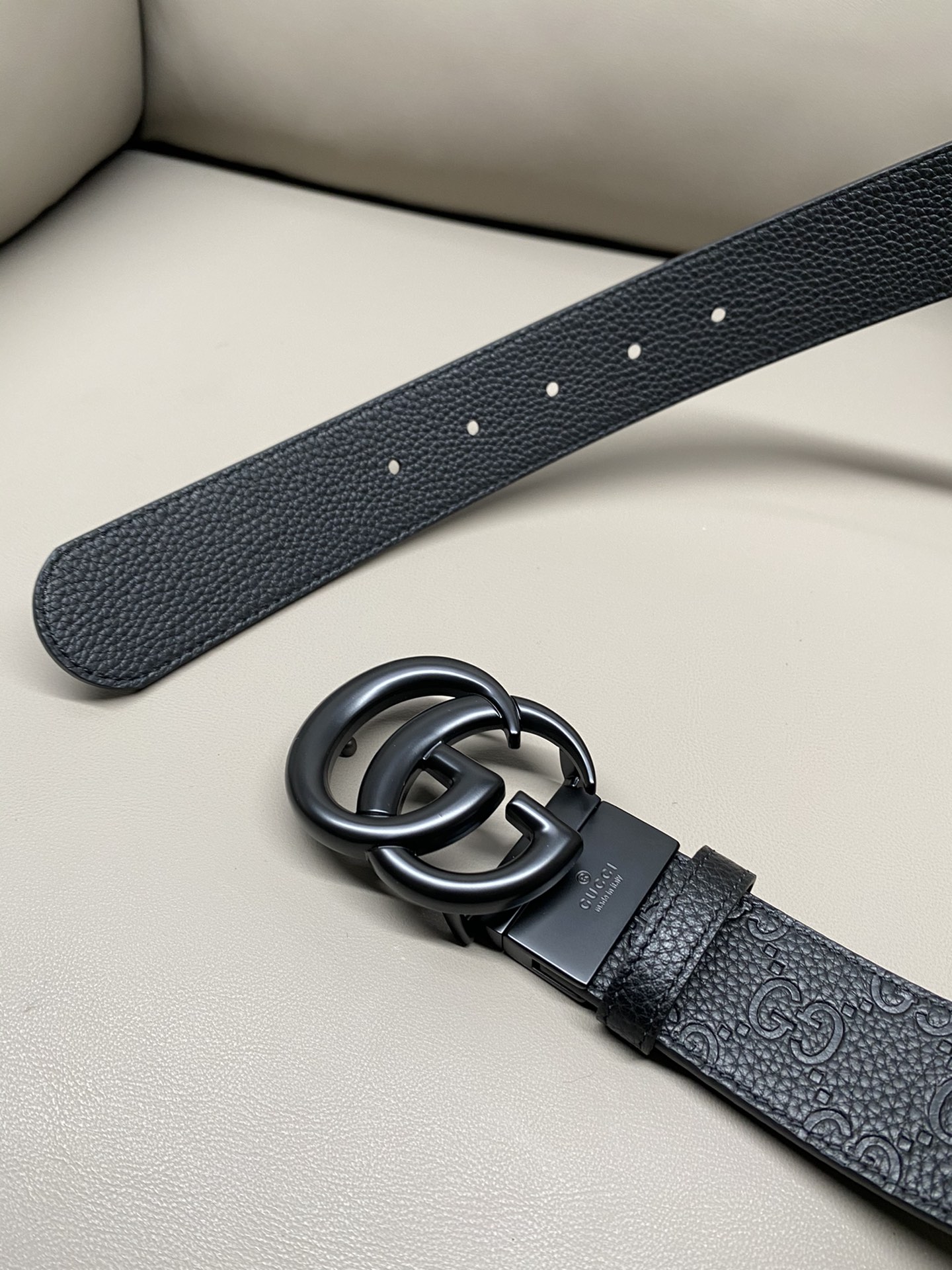 3.7宽度双面用 这款GG Marmont系列胺带是2026早系列之一。这款皱带从品牌典藏设计随取灵感，