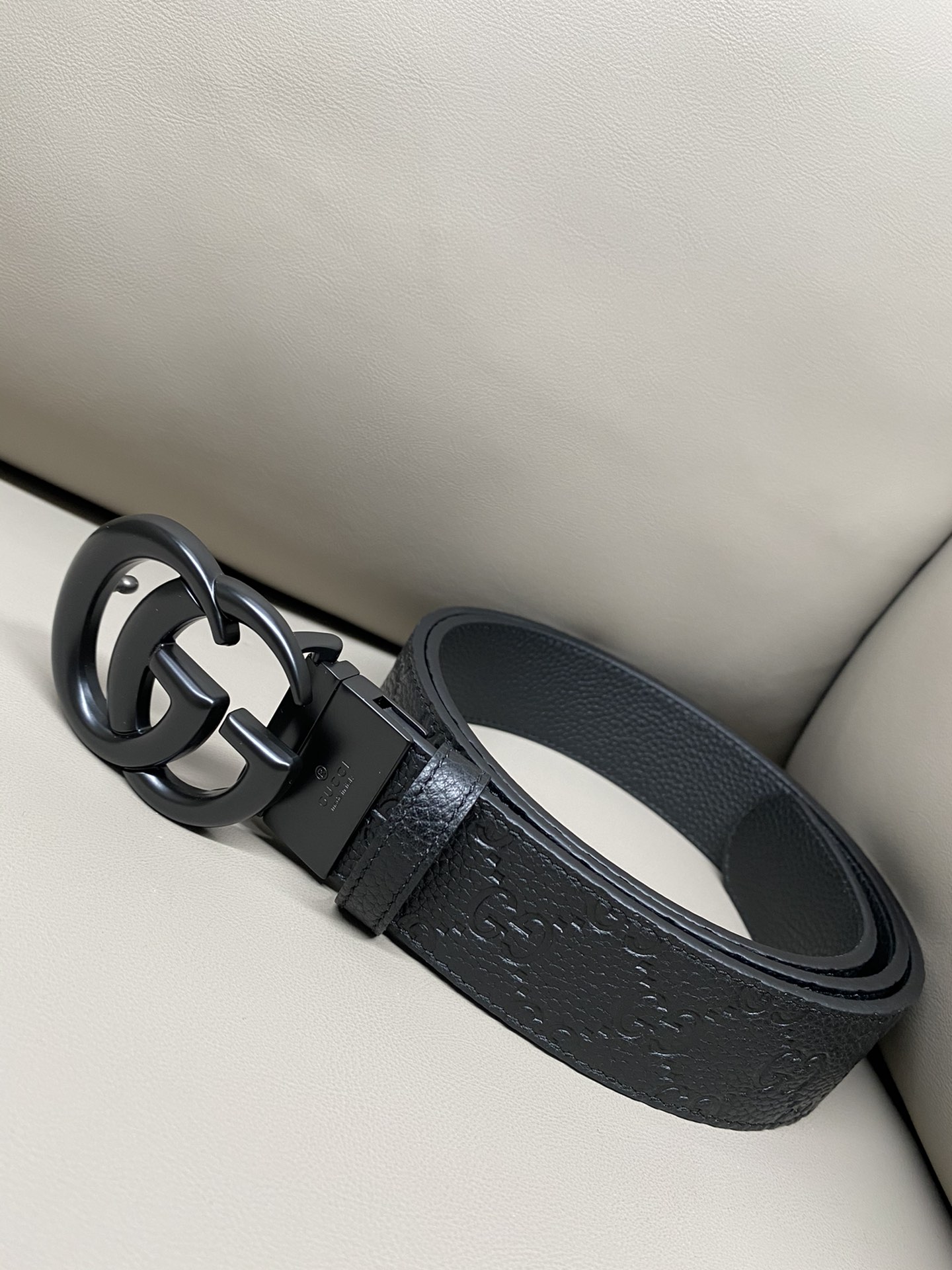 3.7宽度双面用 这款GG Marmont系列胺带是2026早系列之一。这款皱带从品牌典藏设计随取灵感，