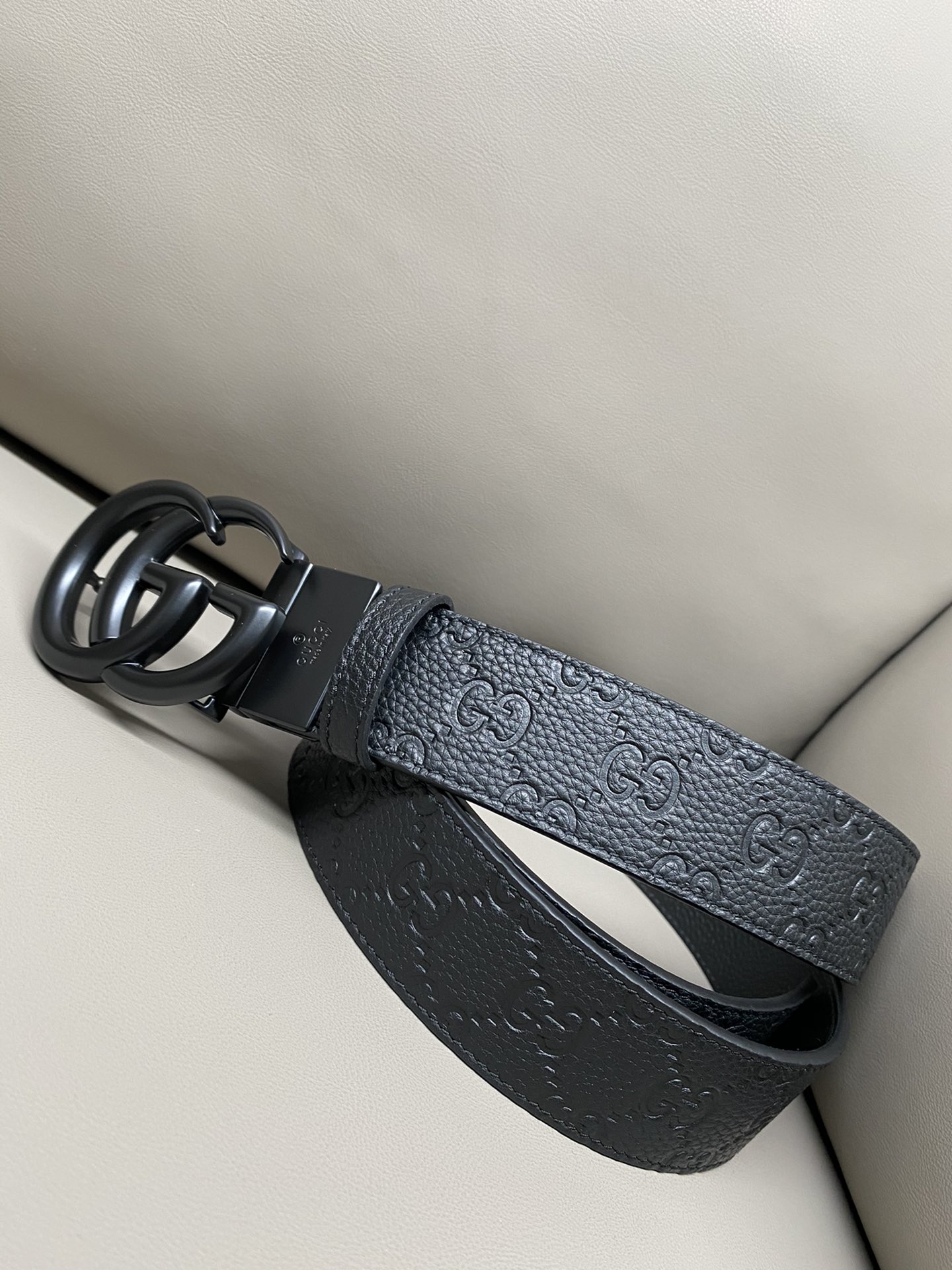 3.7宽度双面用 这款GG Marmont系列胺带是2026早系列之一。这款皱带从品牌典藏设计随取灵感，