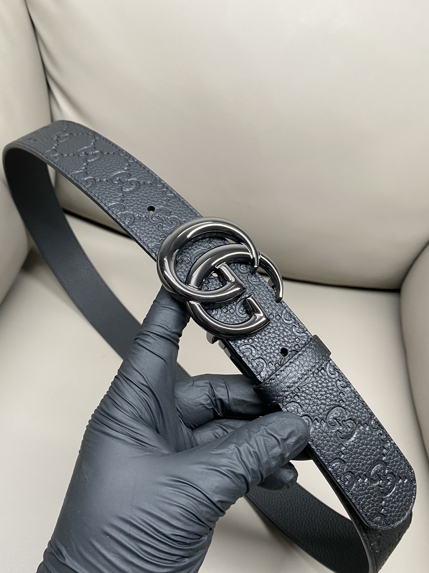 3.7宽度双面用 这款GG Marmont系列胺带是2026早系列之一。这款皱带从品牌典藏设计随取灵感，