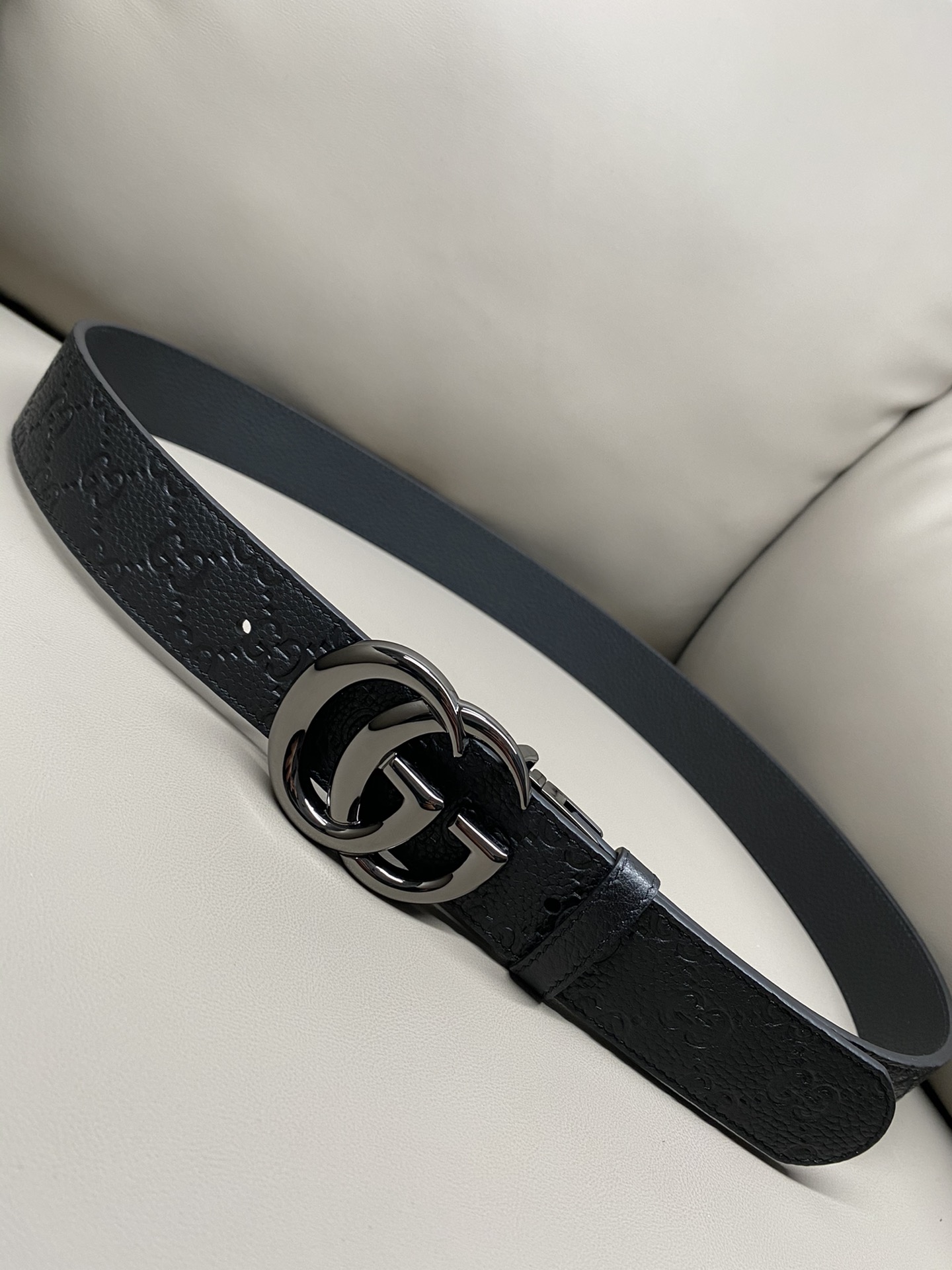 3.7宽度双面用 这款GG Marmont系列胺带是2026早系列之一。这款皱带从品牌典藏设计随取灵感，