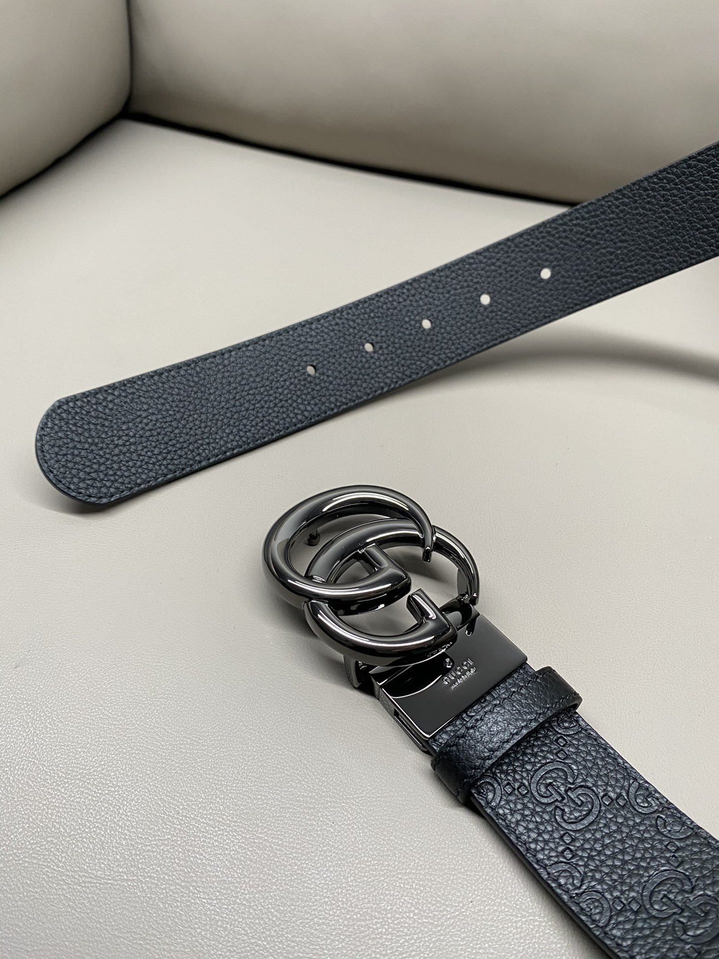 3.7宽度双面用 这款GG Marmont系列胺带是2026早系列之一。这款皱带从品牌典藏设计随取灵感，