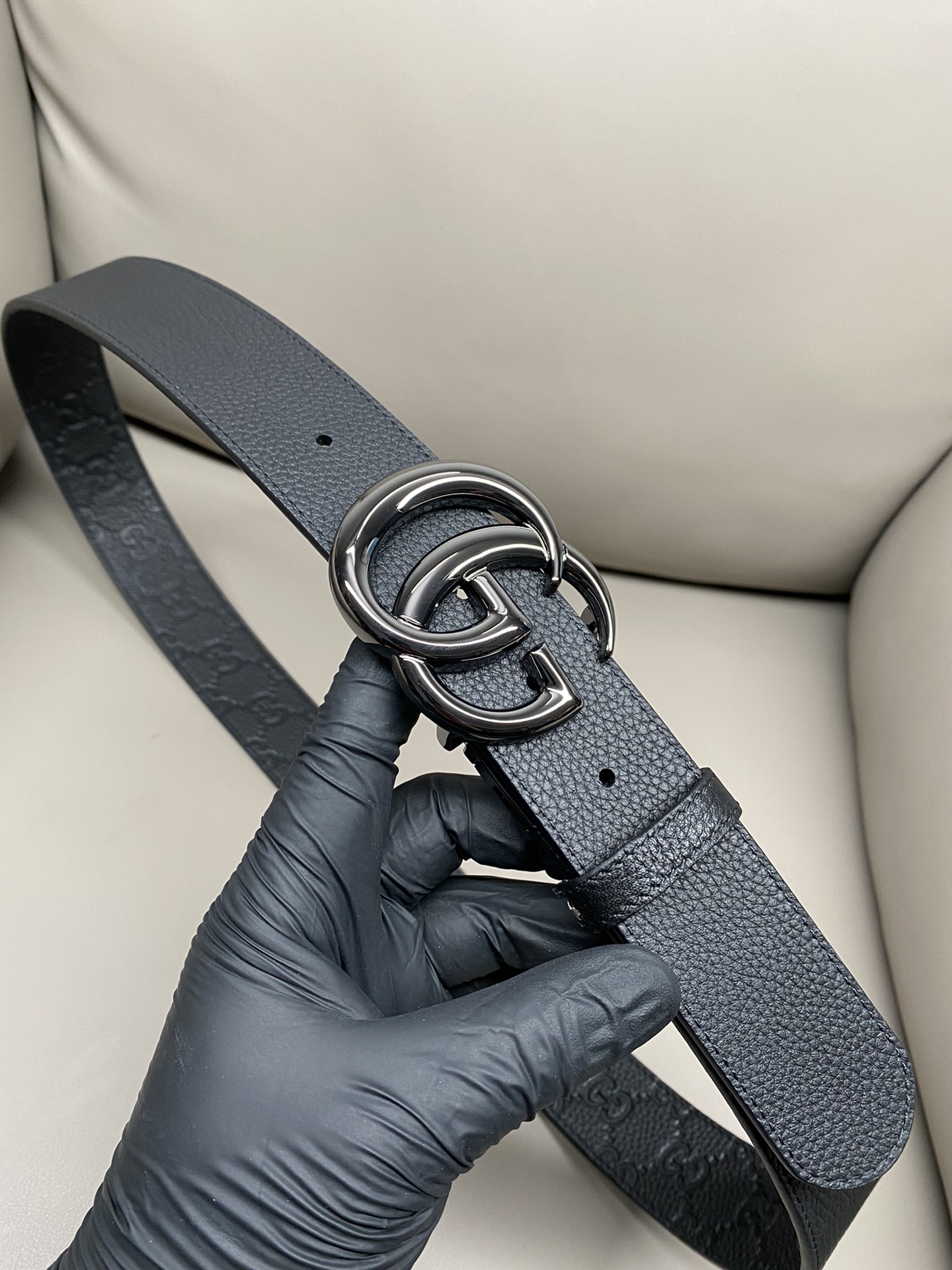 3.7宽度双面用 这款GG Marmont系列胺带是2026早系列之一。这款皱带从品牌典藏设计随取灵感，