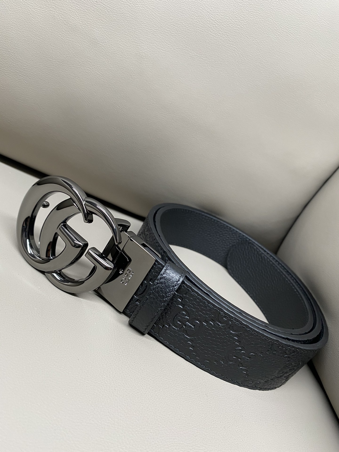 3.7宽度双面用 这款GG Marmont系列胺带是2026早系列之一。这款皱带从品牌典藏设计随取灵感，