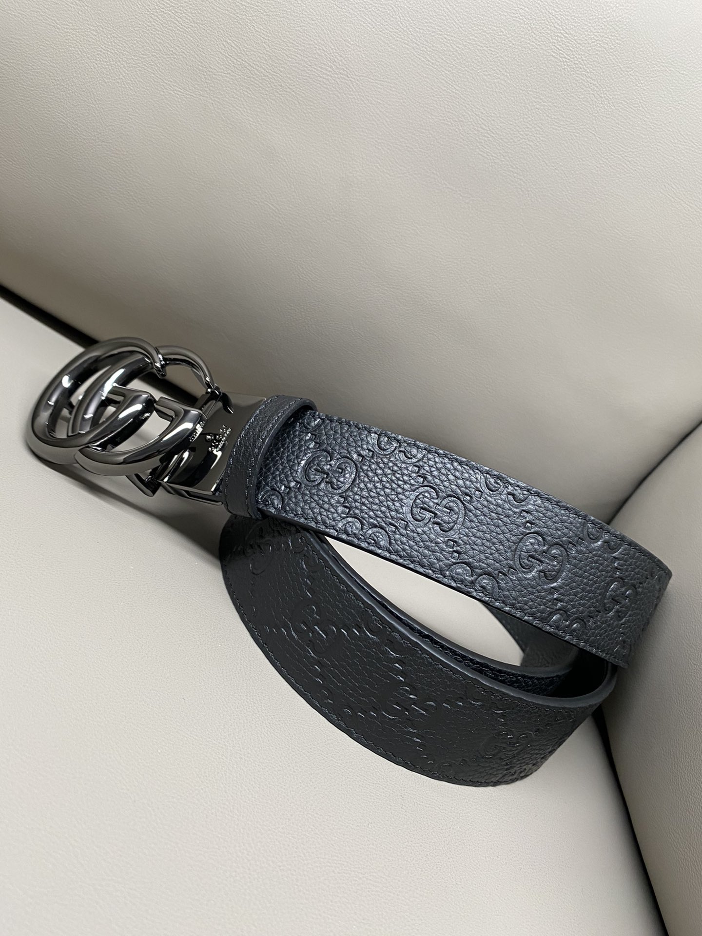 3.7宽度双面用 这款GG Marmont系列胺带是2026早系列之一。这款皱带从品牌典藏设计随取灵感，