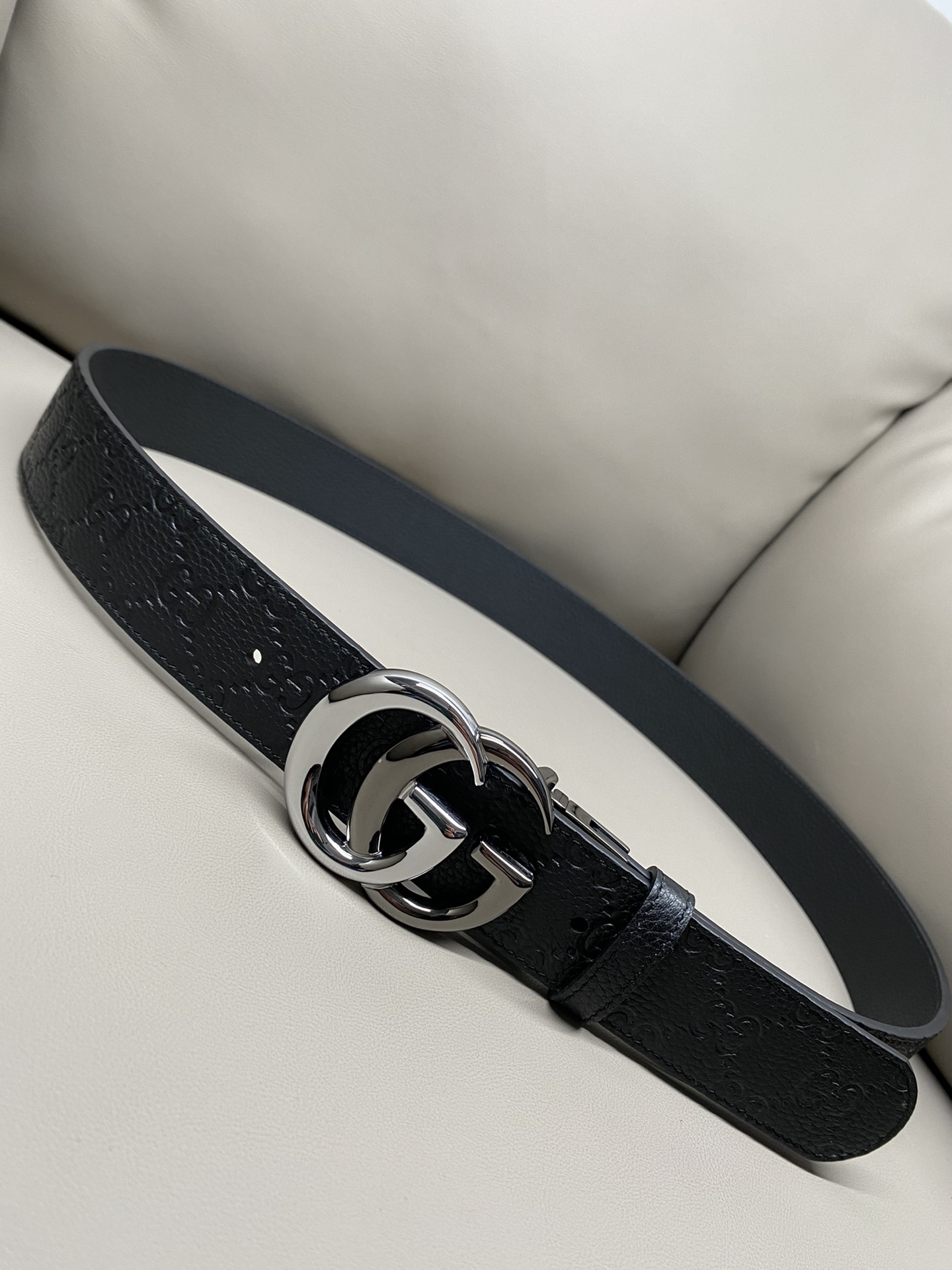 3.7宽度双面用 这款GG Marmont系列胺带是2026早系列之一。这款皱带从品牌典藏设计随取灵感，