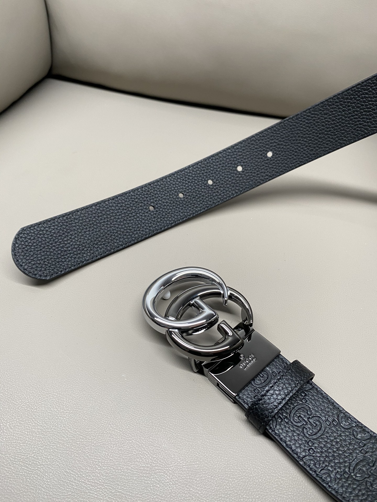 3.7宽度双面用 这款GG Marmont系列胺带是2026早系列之一。这款皱带从品牌典藏设计随取灵感，