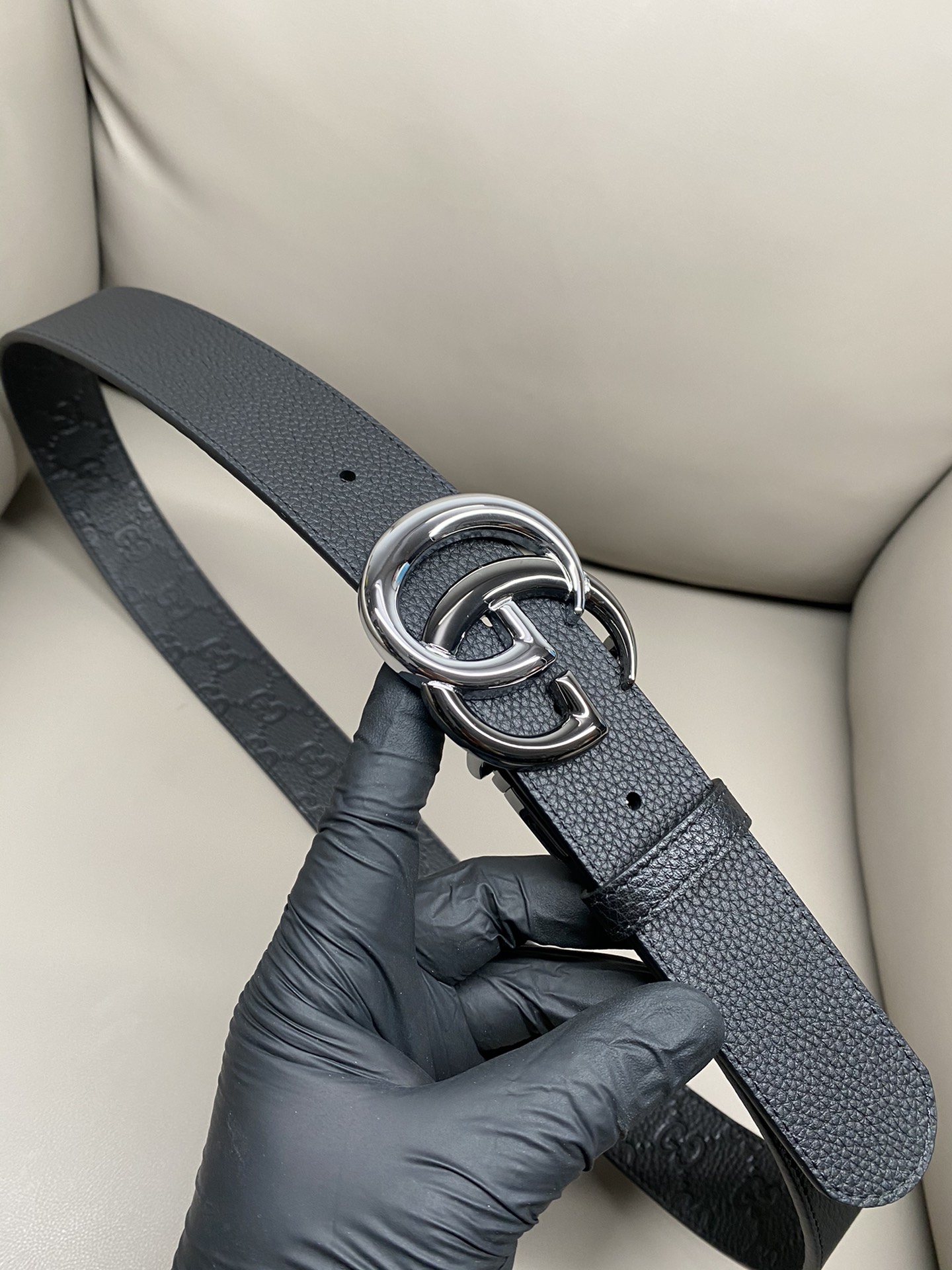 3.7宽度双面用 这款GG Marmont系列胺带是2026早系列之一。这款皱带从品牌典藏设计随取灵感，