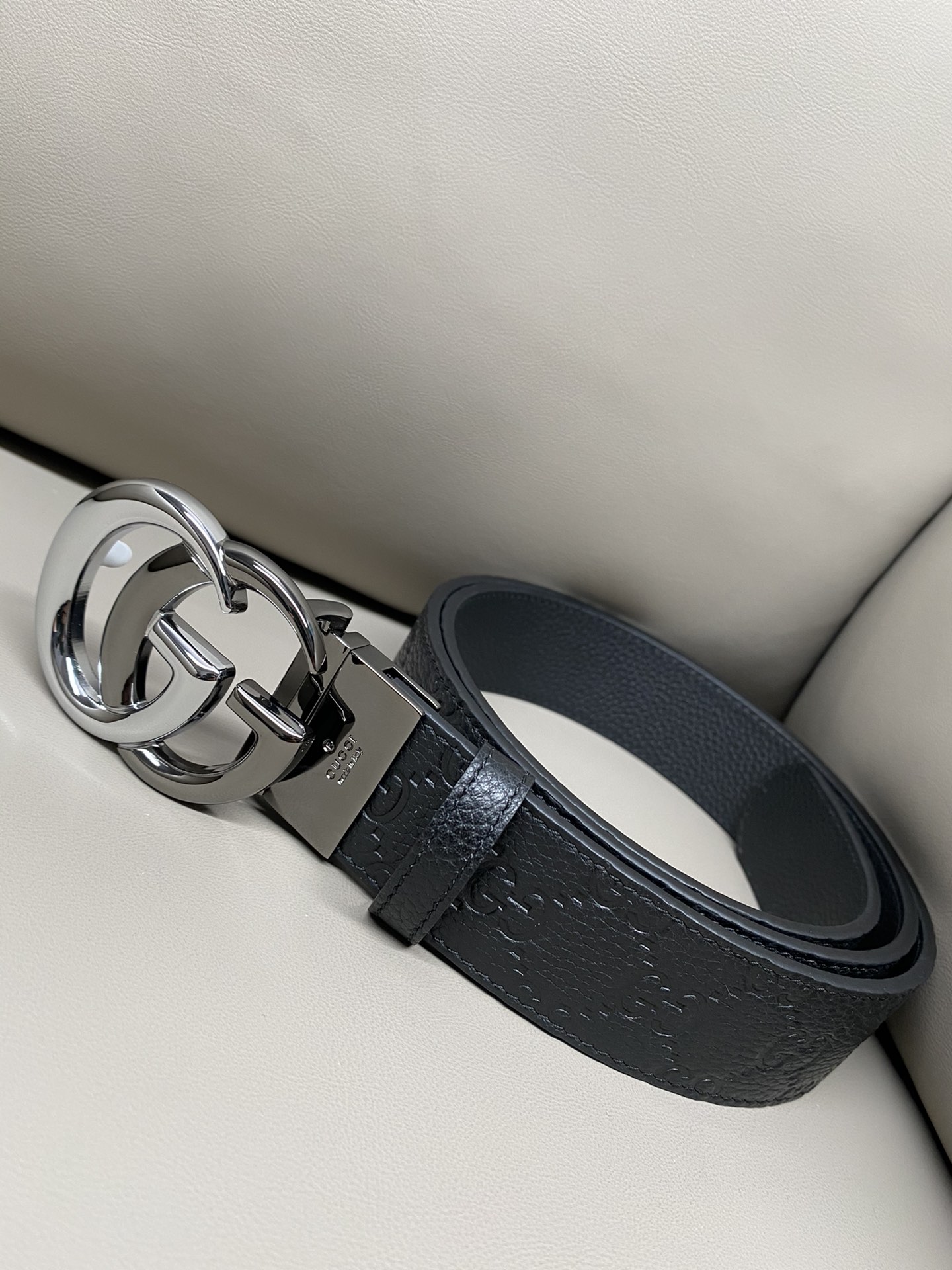 3.7宽度双面用 这款GG Marmont系列胺带是2026早系列之一。这款皱带从品牌典藏设计随取灵感，