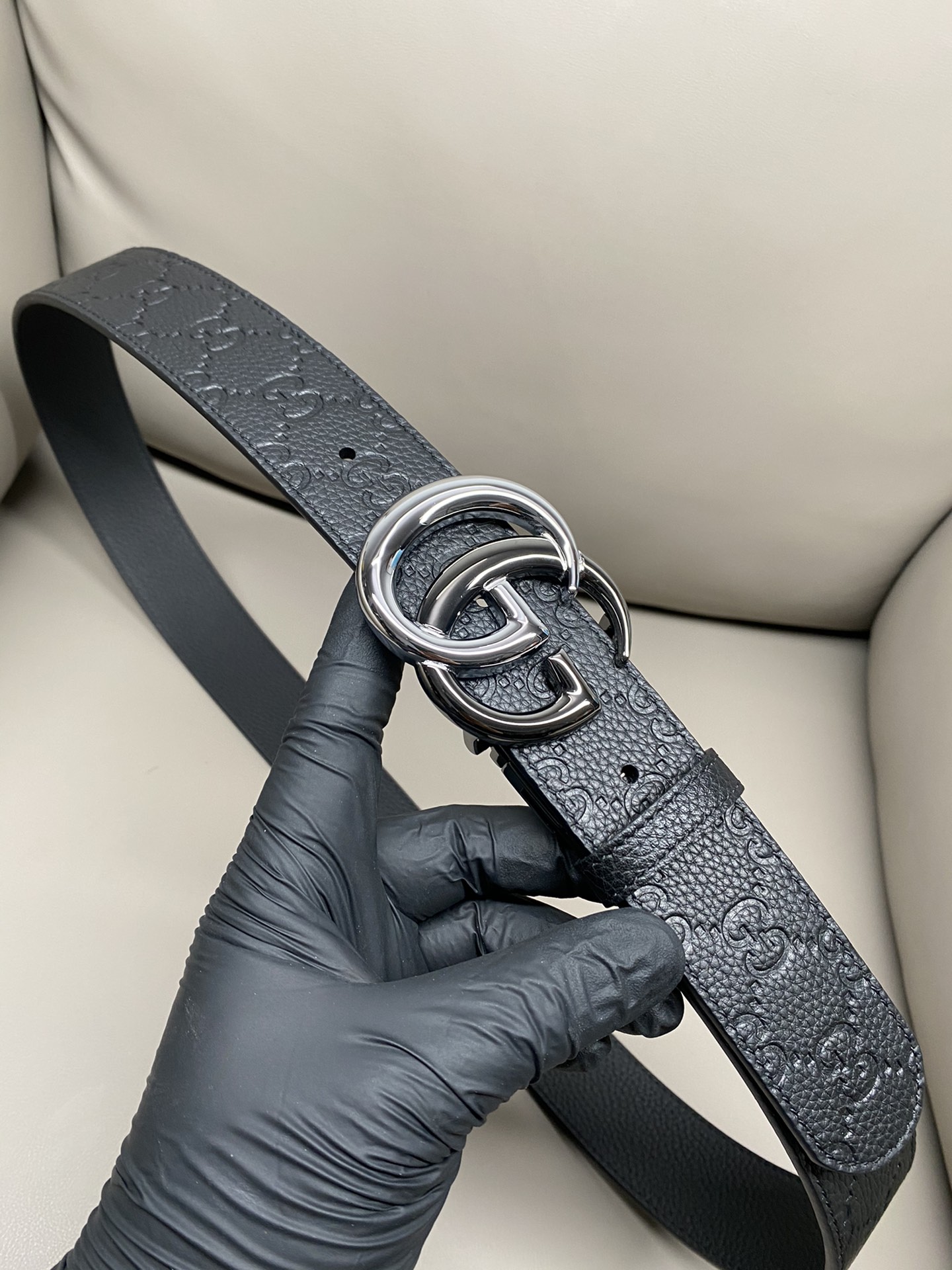 3.7宽度双面用 这款GG Marmont系列胺带是2026早系列之一。这款皱带从品牌典藏设计随取灵感，