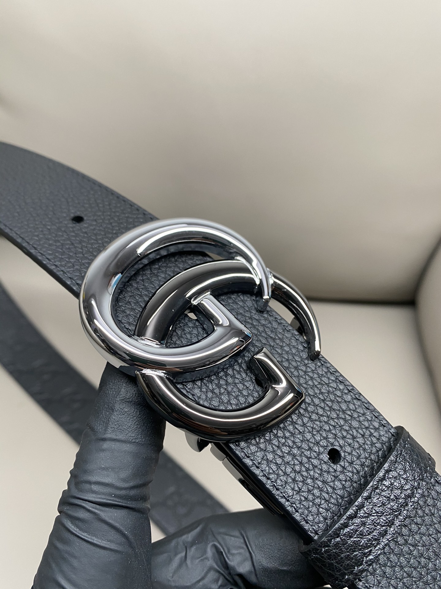 3.7宽度双面用 这款GG Marmont系列胺带是2026早系列之一。这款皱带从品牌典藏设计随取灵感，