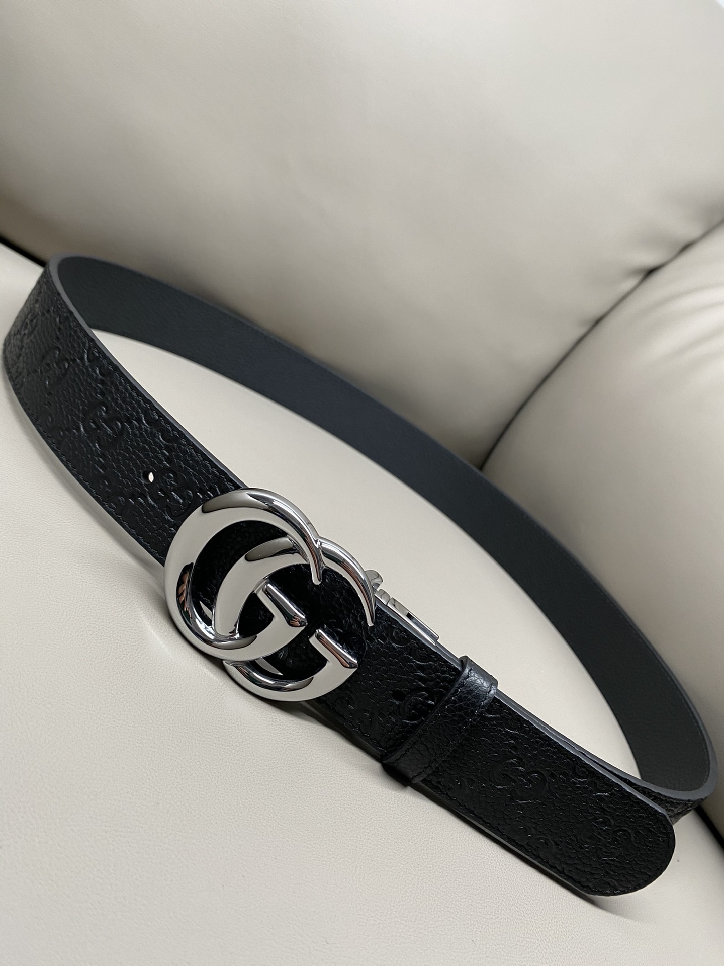 3.7宽度双面用 这款GG Marmont系列胺带是2026早系列之一。这款皱带从品牌典藏设计随取灵感，