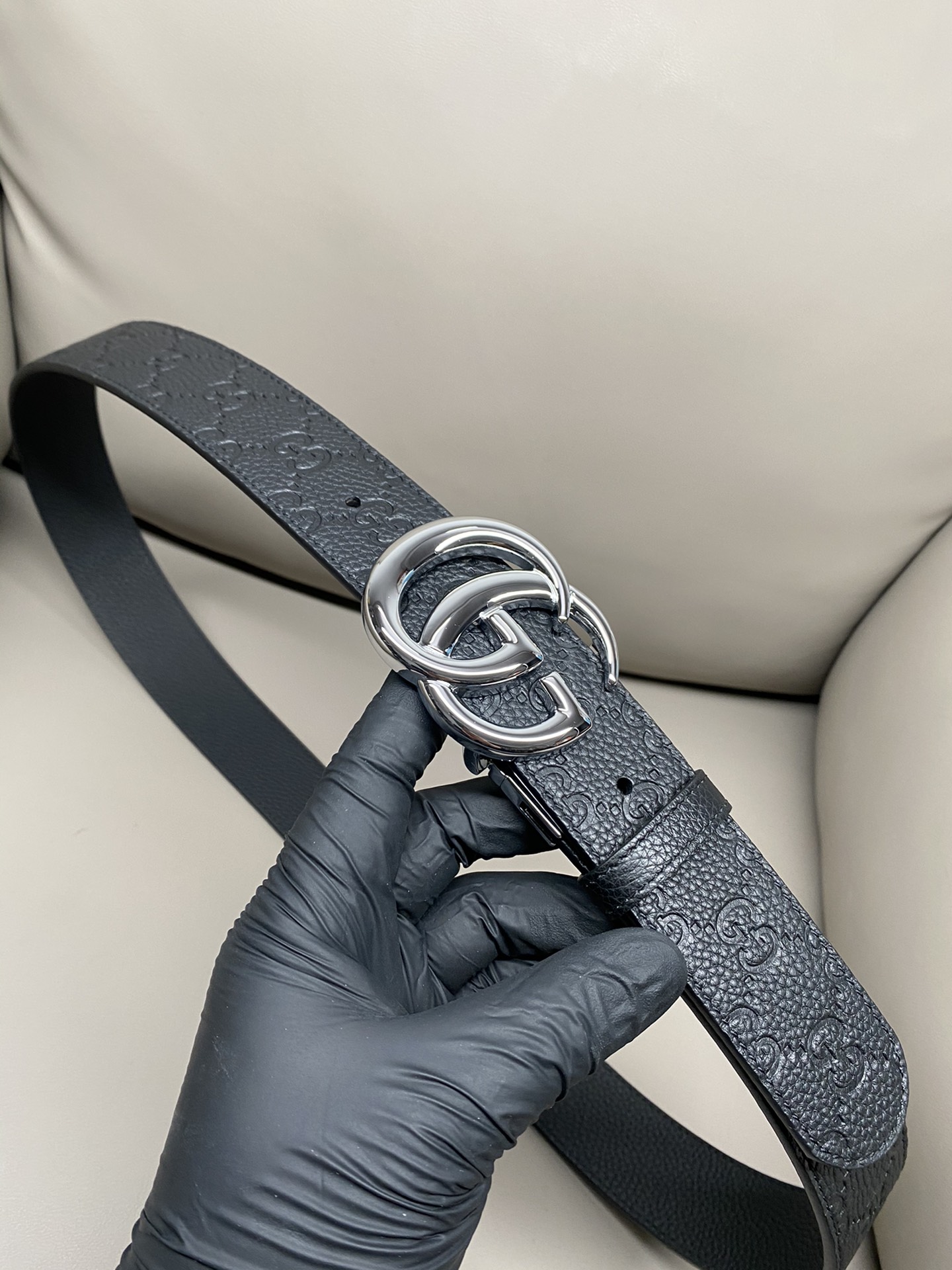 3.7宽度双面用 这款GG Marmont系列胺带是2026早系列之一。这款皱带从品牌典藏设计随取灵感，