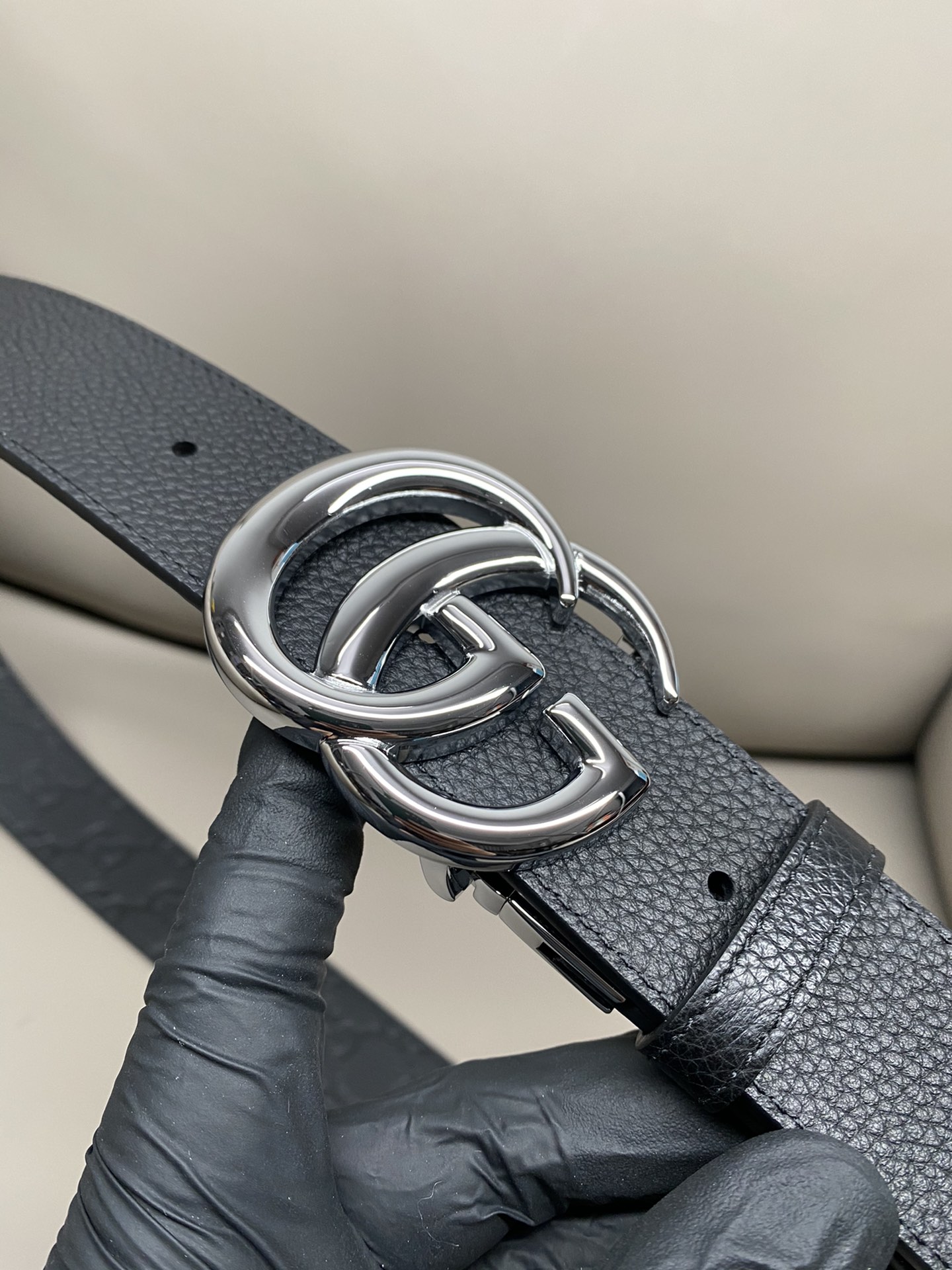 3.7宽度双面用 这款GG Marmont系列胺带是2026早系列之一。这款皱带从品牌典藏设计随取灵感，