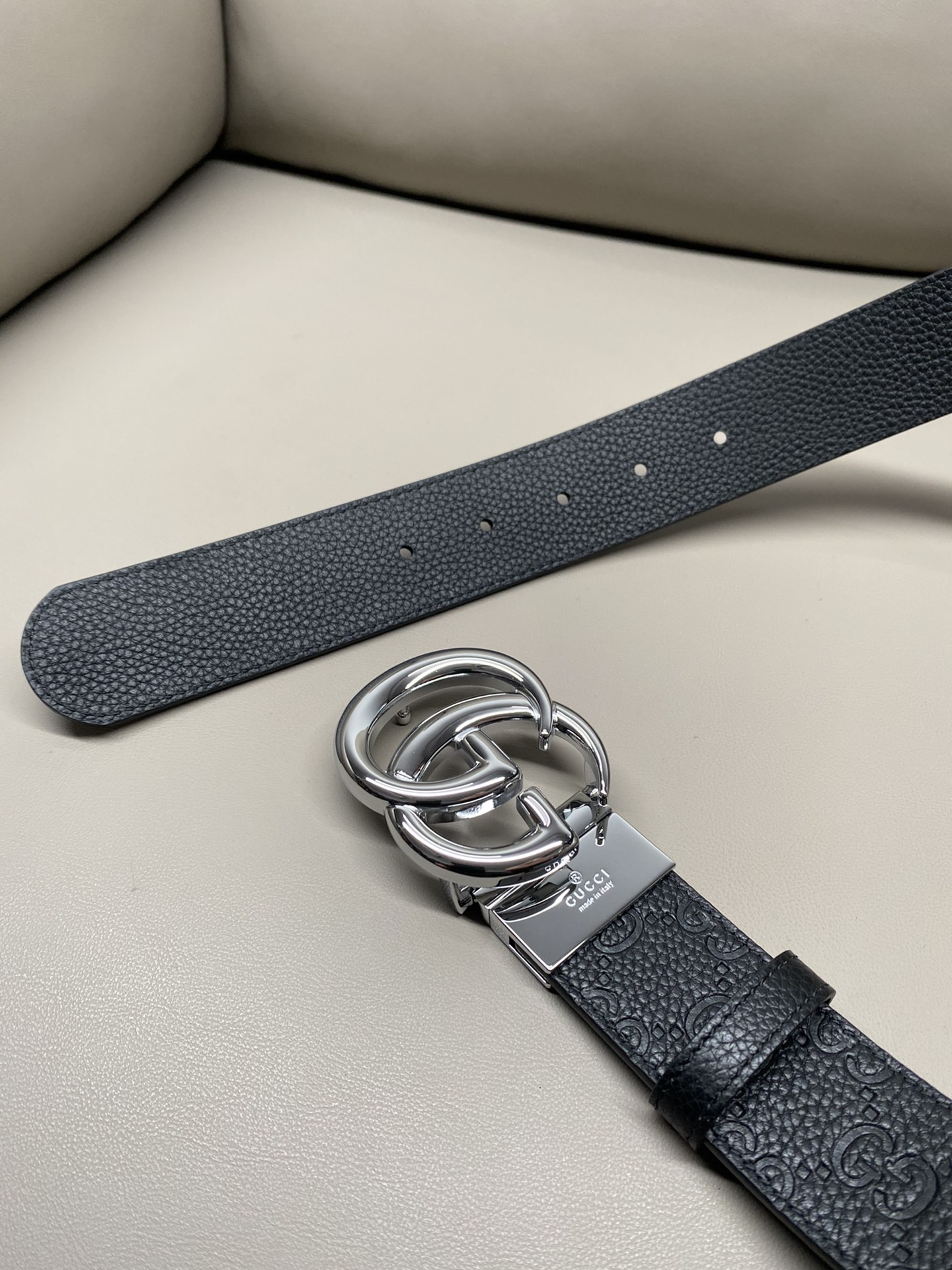 3.7宽度双面用 这款GG Marmont系列胺带是2026早系列之一。这款皱带从品牌典藏设计随取灵感，