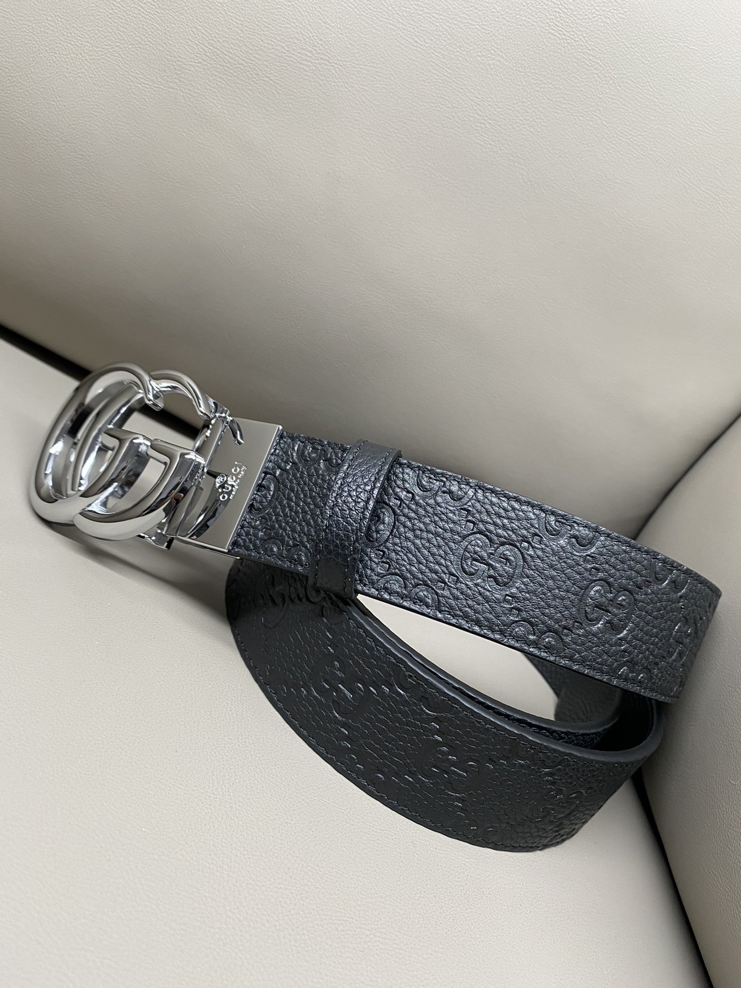 3.7宽度双面用 这款GG Marmont系列胺带是2026早系列之一。这款皱带从品牌典藏设计随取灵感，