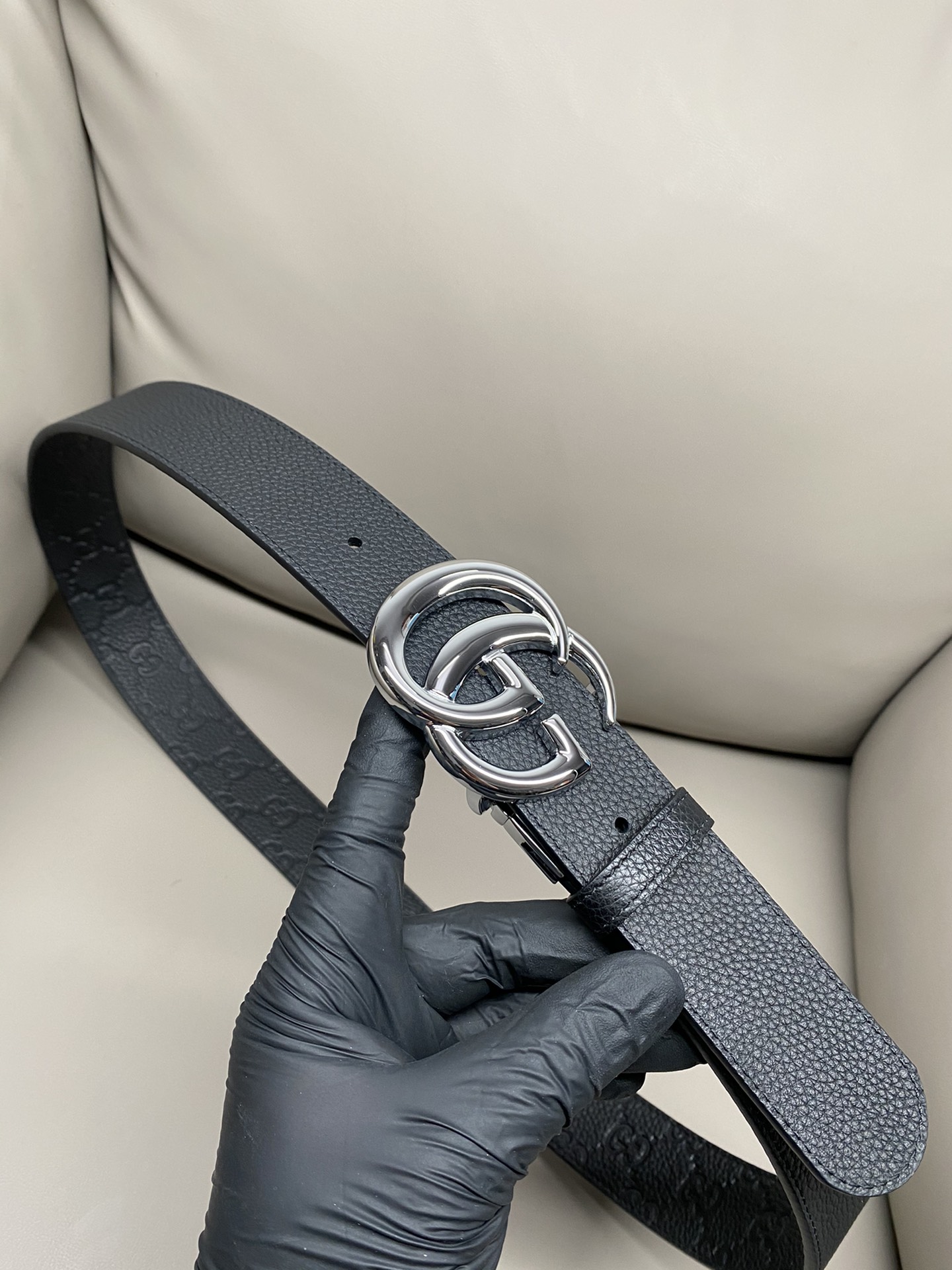 3.7宽度双面用 这款GG Marmont系列胺带是2026早系列之一。这款皱带从品牌典藏设计随取灵感，