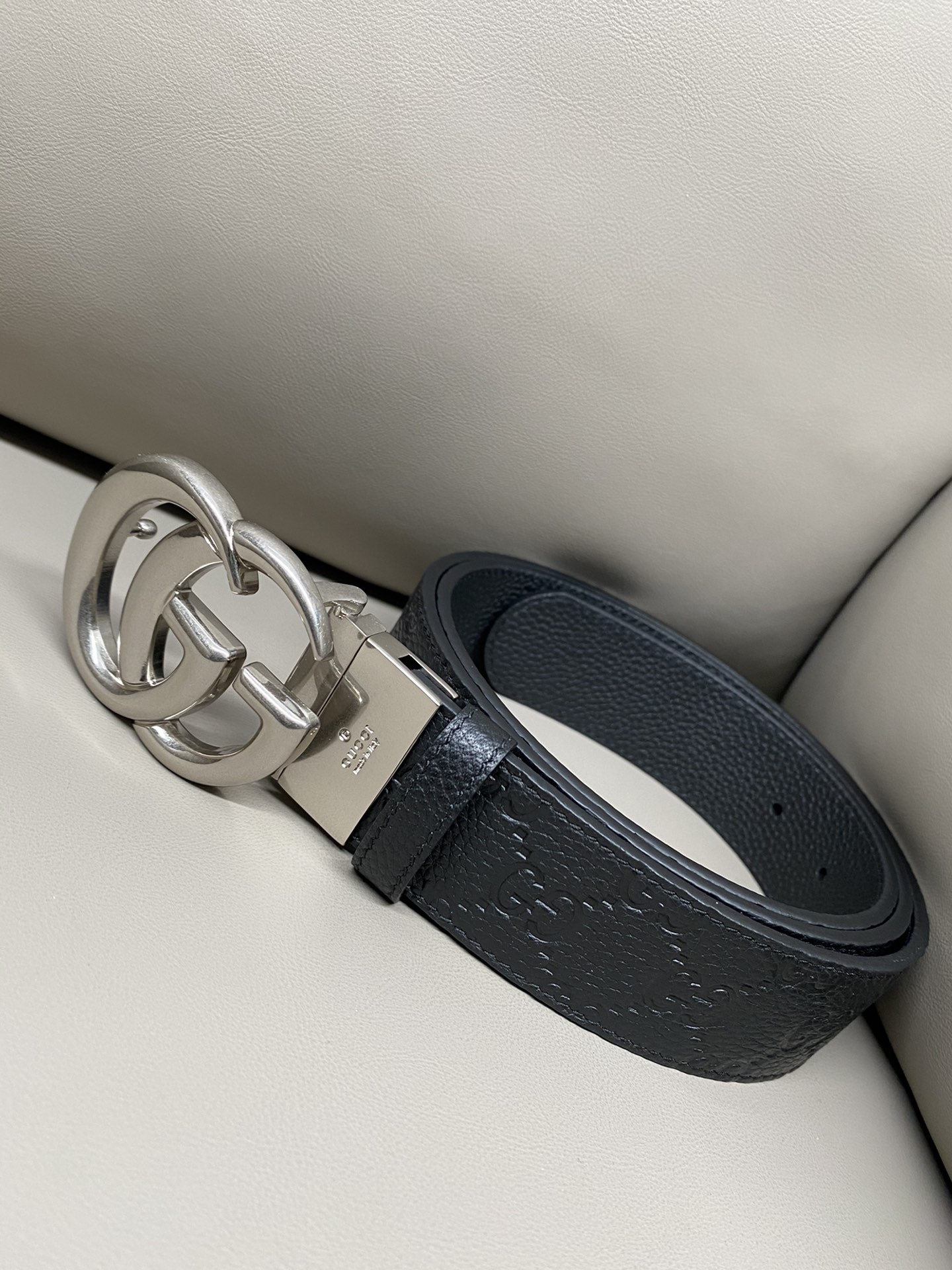 3.7宽度双面用 这款GG Marmont系列胺带是2026早系列之一。这款皱带从品牌典藏设计随取灵感，