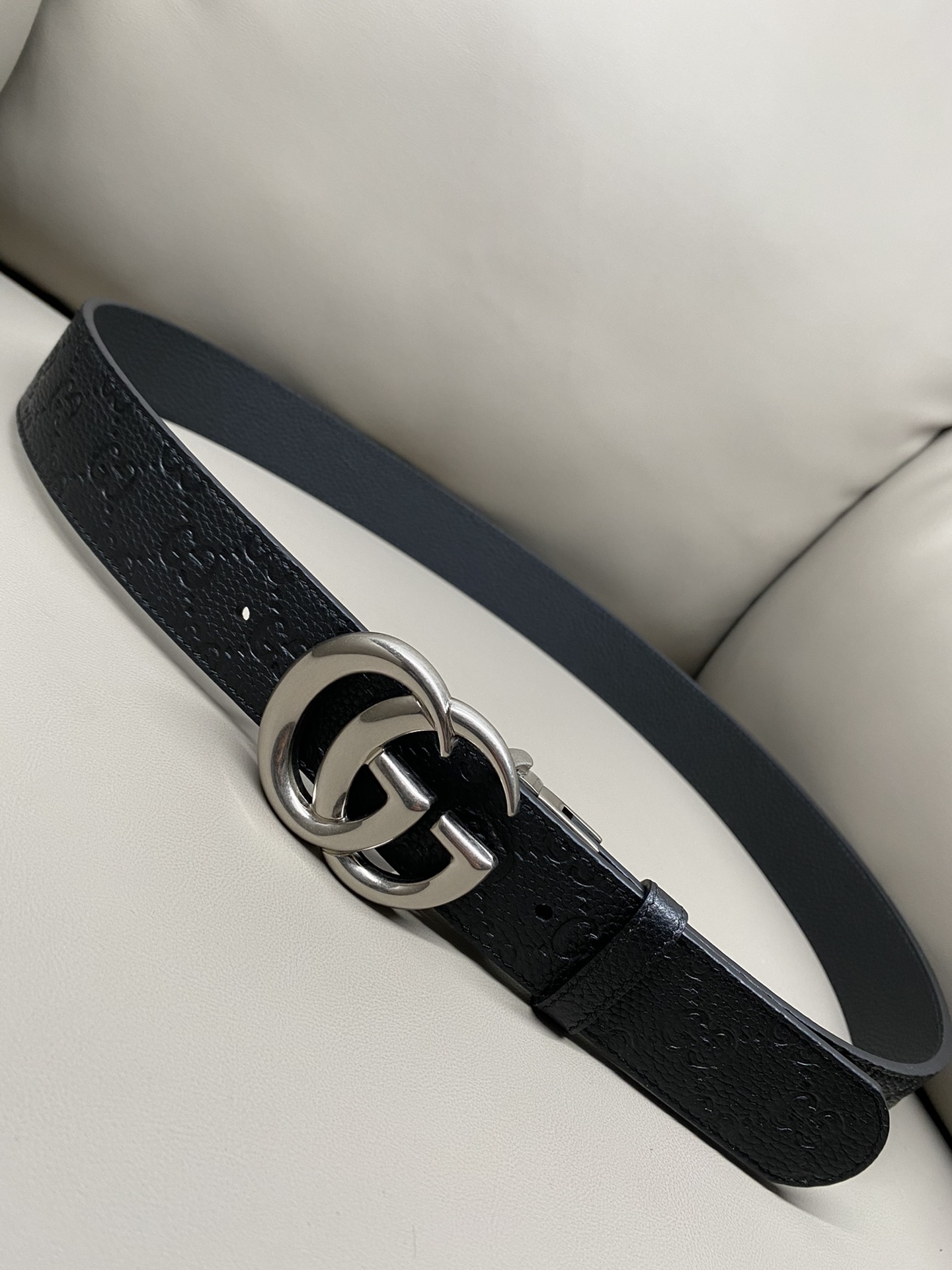 3.7宽度双面用 这款GG Marmont系列胺带是2026早系列之一。这款皱带从品牌典藏设计随取灵感，