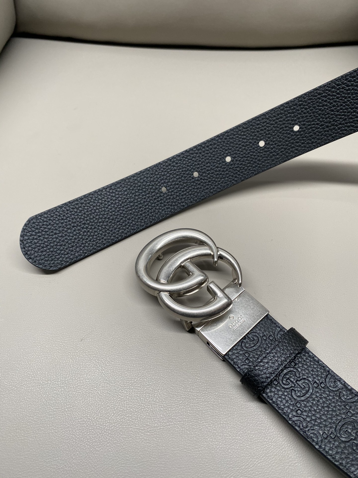 3.7宽度双面用 这款GG Marmont系列胺带是2026早系列之一。这款皱带从品牌典藏设计随取灵感，